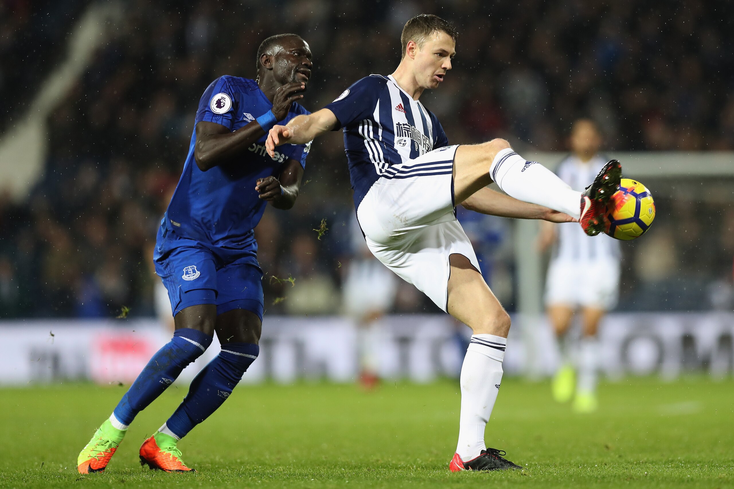 WEST BROMWICH, ENGLAND - DECEMBER 26:  Oumar Niasse of Everton closes down Jonny Evans of West Bromwich Albion during the Premier League match between West Bromwich Albion and Everton at The Hawthorns on December 26, 2017 in West Bromwich, England.  (Phot
