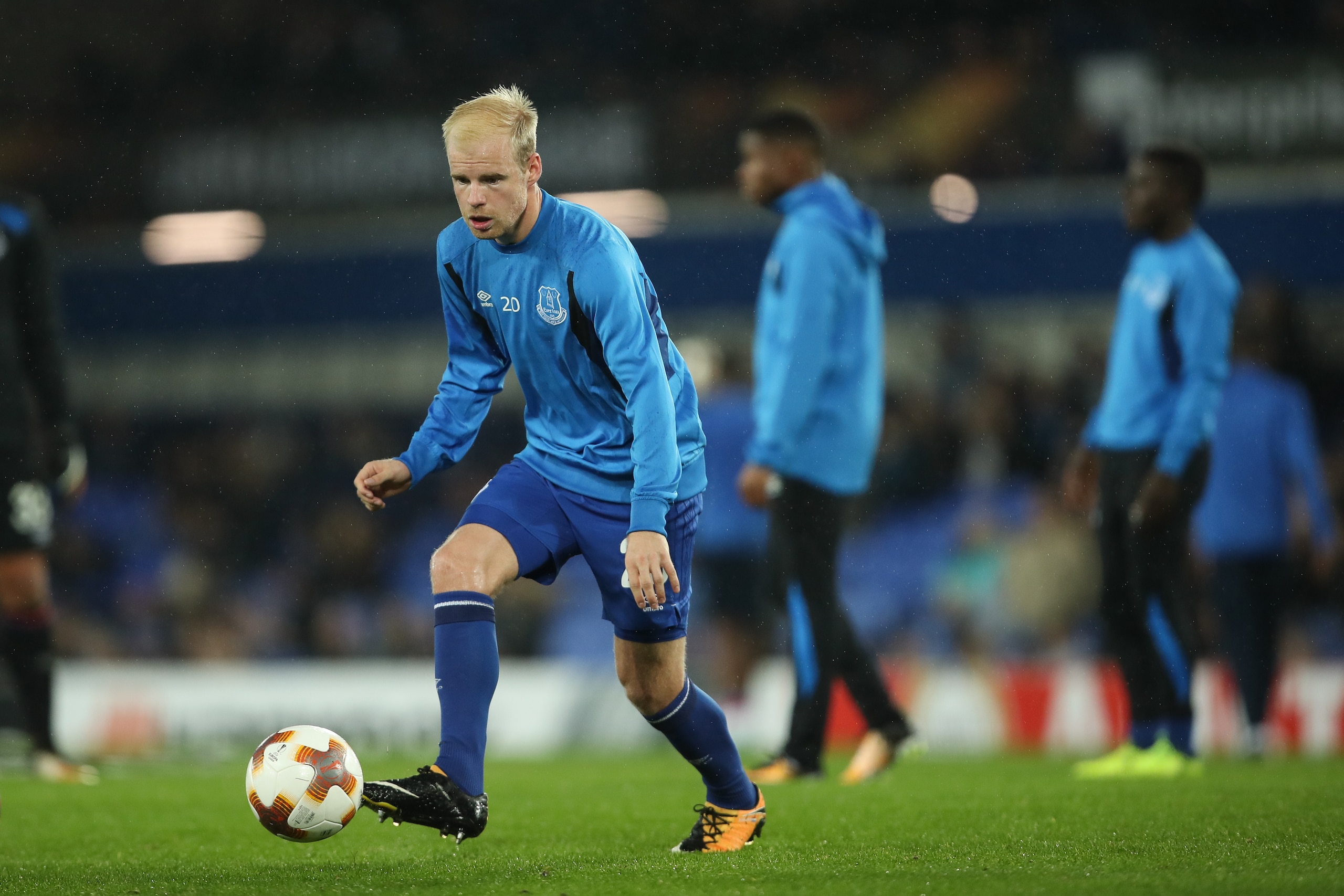 LIVERPOOL, ENGLAND - OCTOBER 19: Davy Klaassen of Everton warming up prior to the UEFA Europa League group E match between Everton FC and Olympique Lyon at Goodison Park on October 19, 2017 in Liverpool, United Kingdom.  (Photo by Robbie Jay Barratt - AMA