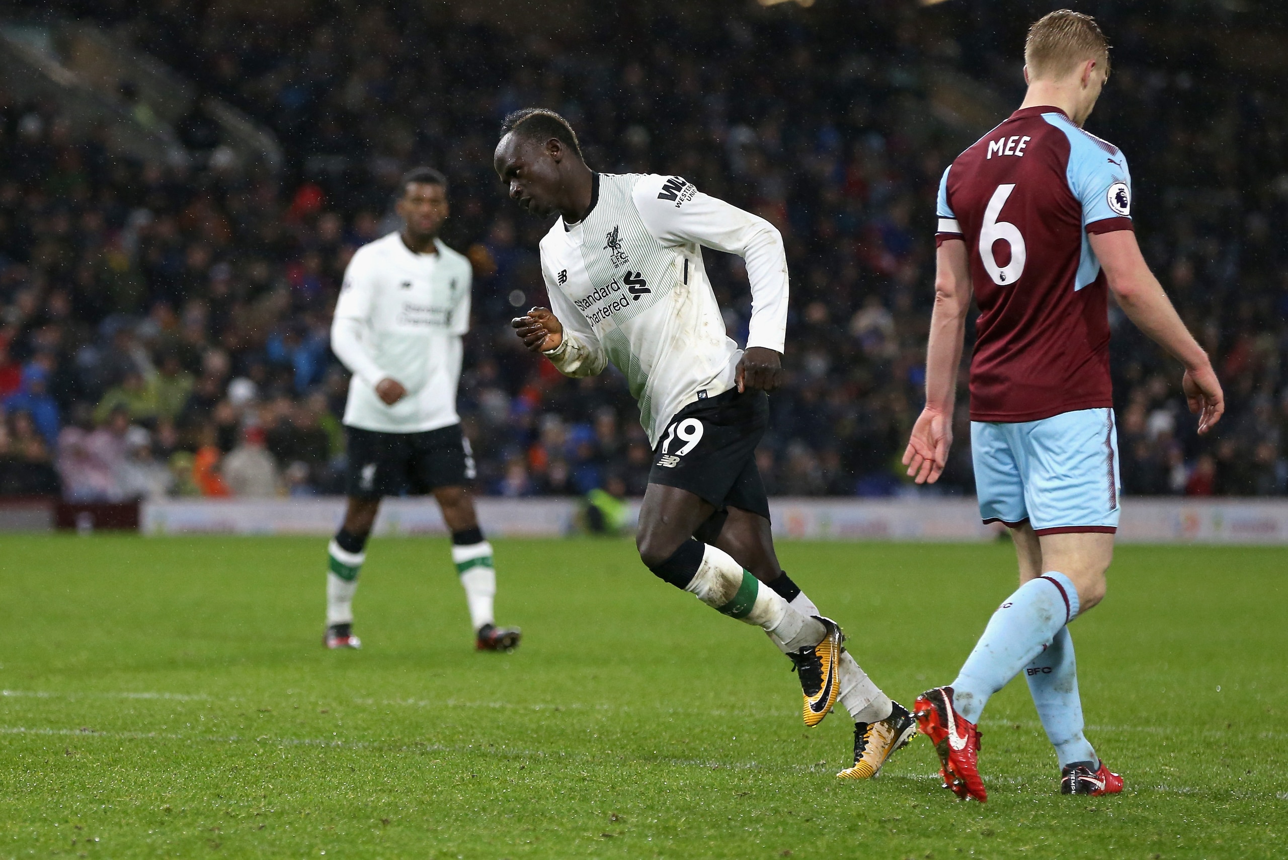 BURNLEY, ENGLAND - JANUARY 01: Sadio Mane of Liverpool celebrates after scoring his sides first goal during the Premier League match between Burnley and Liverpool at Turf Moor on January 1, 2018 in Burnley, England.  (Photo by Nigel Roddis/Getty Images)