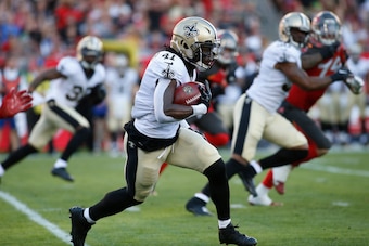 TAMPA, FL - DECEMBER 31:  Running back Alvin Kamara #41 of the New Orleans Saints runs 106 yards on a kickoff return for a touchdown during the first quarter of an NFL football game against the Tampa Bay Buccaneers on December 31, 2017 at Raymond James St