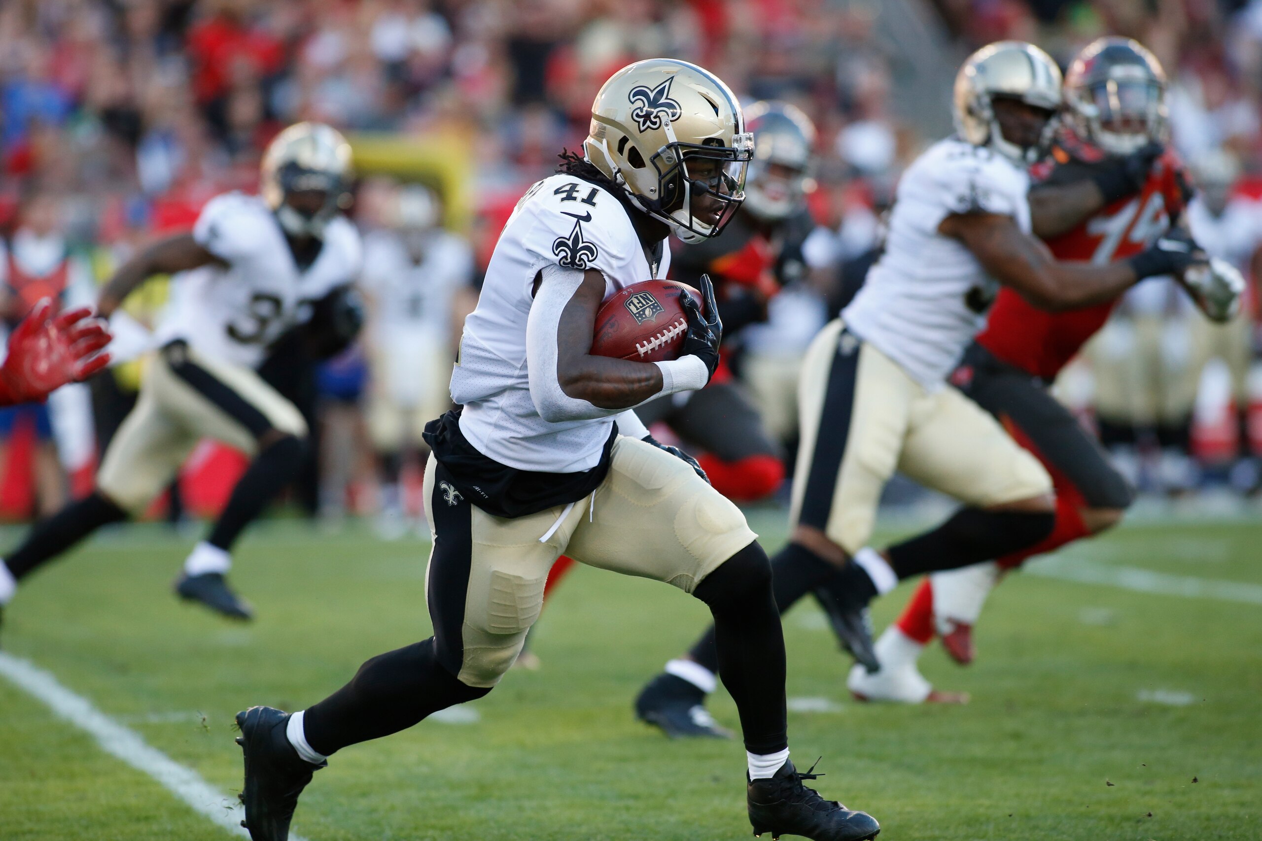 TAMPA, FL - DECEMBER 31:  Running back Alvin Kamara #41 of the New Orleans Saints runs 106 yards on a kickoff return for a touchdown during the first quarter of an NFL football game against the Tampa Bay Buccaneers on December 31, 2017 at Raymond James St