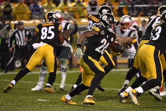 PITTSBURGH, PA - DECEMBER 17: Le'Veon Bell #26 of the Pittsburgh Steelers rushes the ball against the New England Patriots in the second half during the game at Heinz Field on December 17, 2017 in Pittsburgh, Pennsylvania. (Photo by Justin Berl/Getty Imag