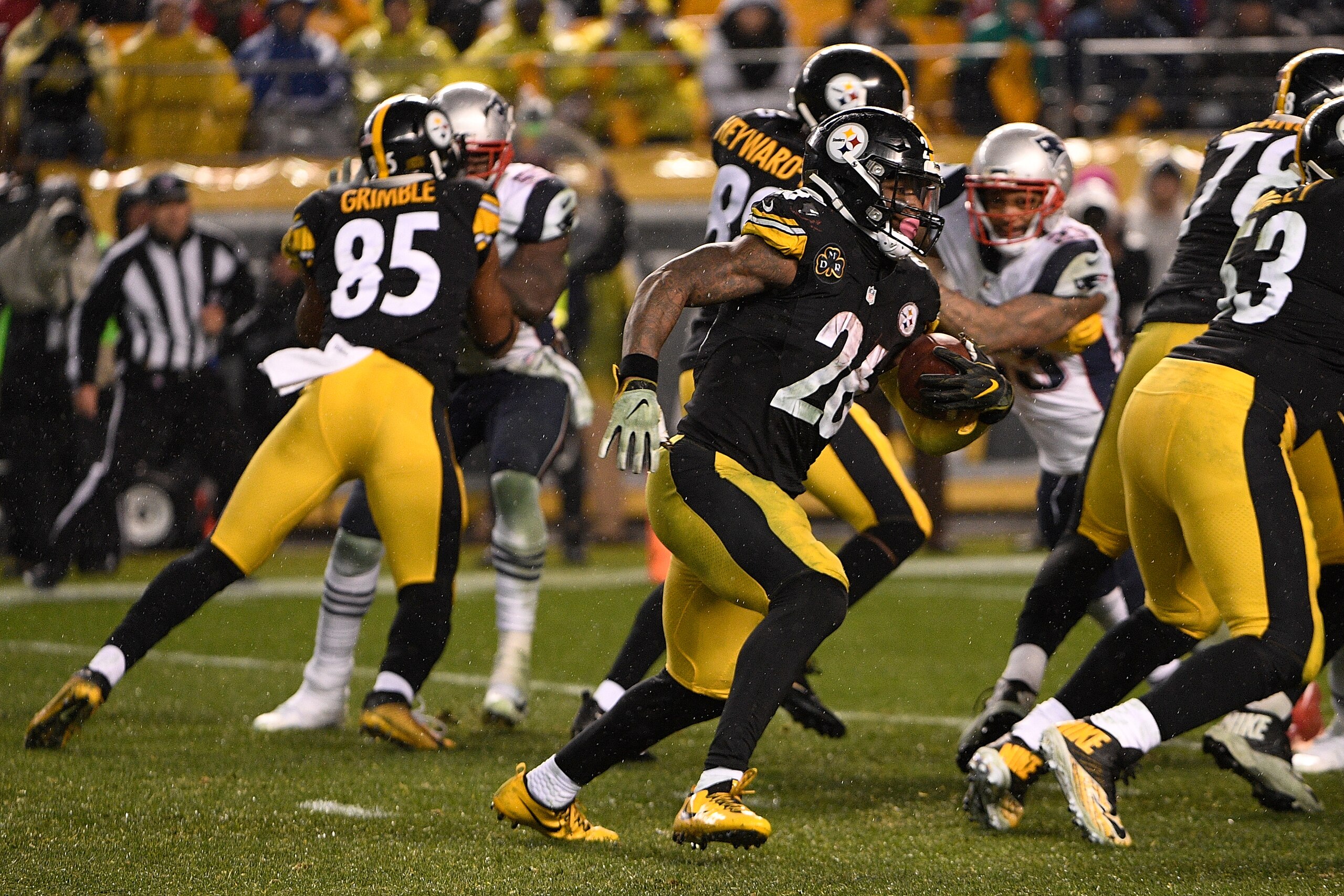 PITTSBURGH, PA - DECEMBER 17: Le'Veon Bell #26 of the Pittsburgh Steelers rushes the ball against the New England Patriots in the second half during the game at Heinz Field on December 17, 2017 in Pittsburgh, Pennsylvania. (Photo by Justin Berl/Getty Imag