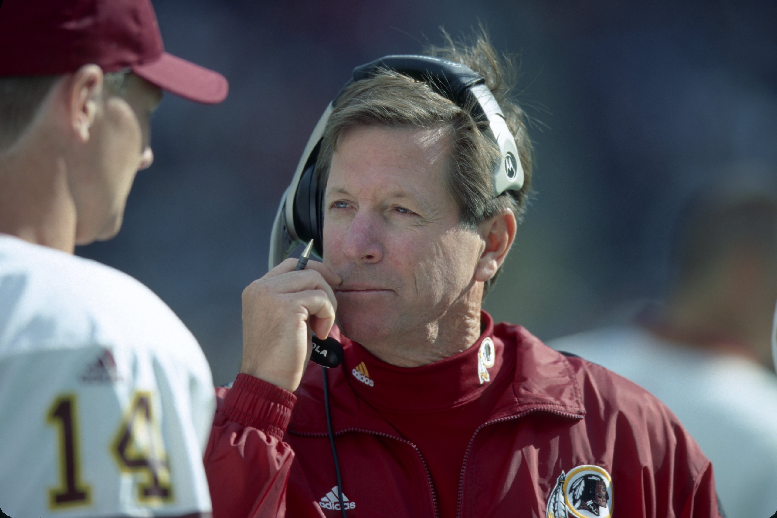 PHILADELPHIA - OCTOBER 8:  Head coach Norv Turner of the Washington Redskins talks with quarterback Brad Johnson #14 during a game against the Philadelphia Eagles at Veterans Stadium on October 8, 2000 in Philadelphia, Pennsylvania.  (Photo by George Gojk