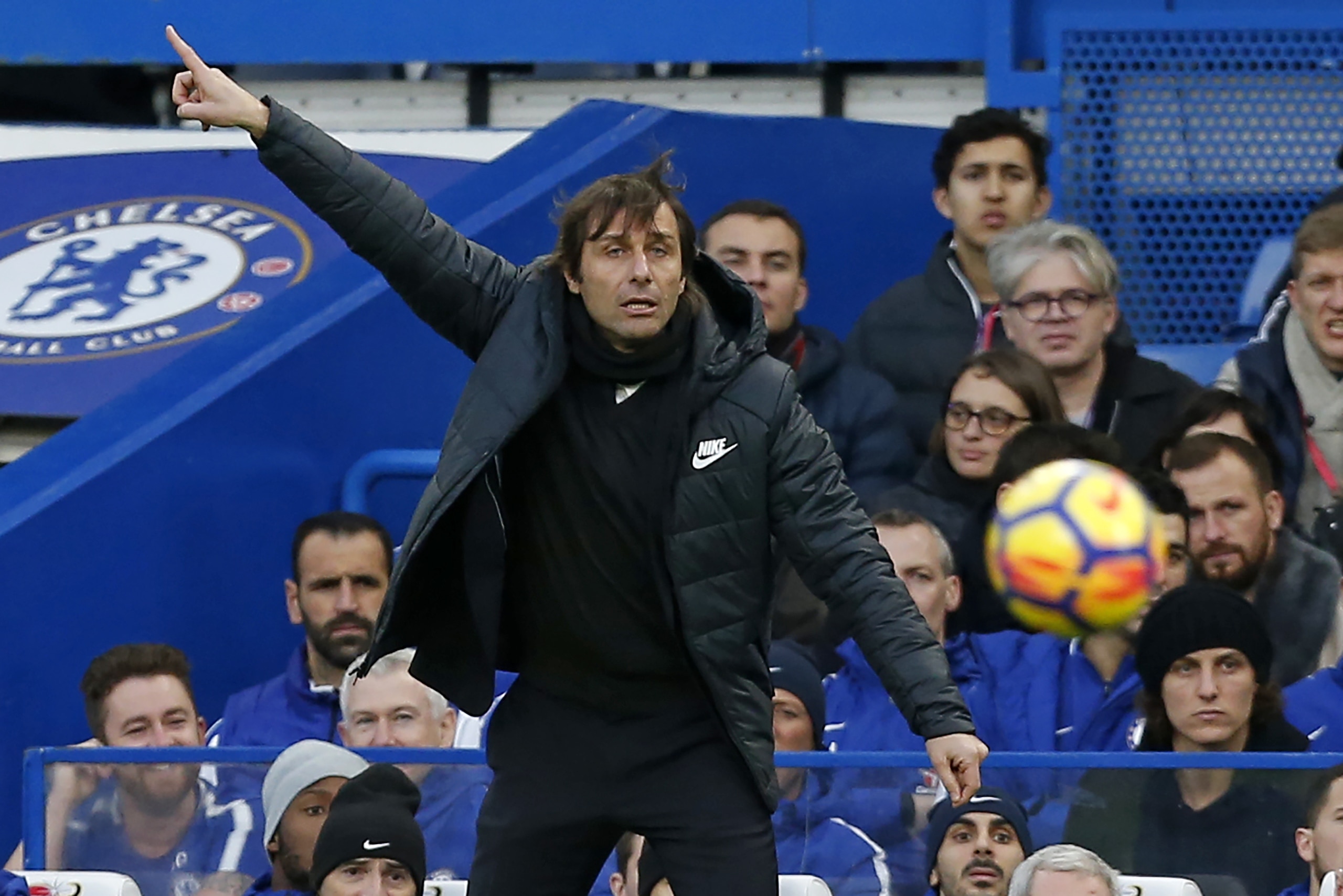 Chelsea's Italian head coach Antonio Conte gestures on the touchline during the English Premier League football match between Chelsea and Stoke City at Stamford Bridge in London on December 30, 2017. / AFP PHOTO / Ian KINGTON / RESTRICTED TO EDITORIAL USE