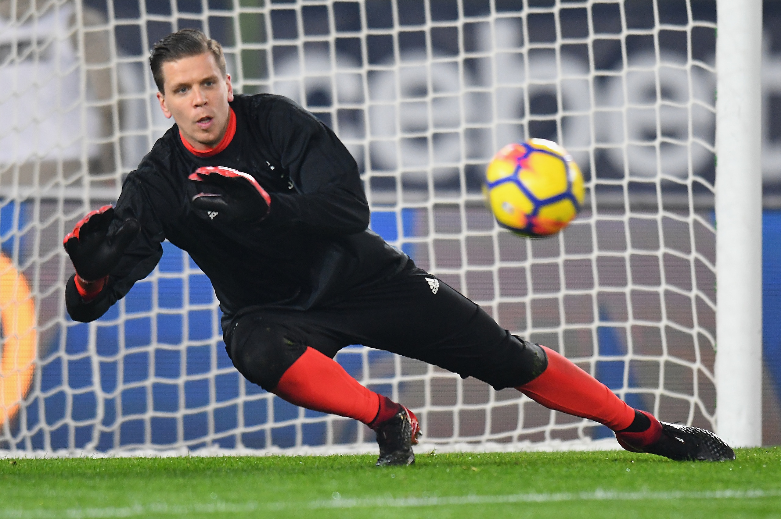 VERONA, ITALY - DECEMBER 30:  Wojciech Szczesny of Juventus warms up before the serie A match between Hellas Verona FC and Juventus at Stadio Marc'Antonio Bentegodi on December 30, 2017 in Verona, Italy.  (Photo by Alessandro Sabattini/Getty Images)