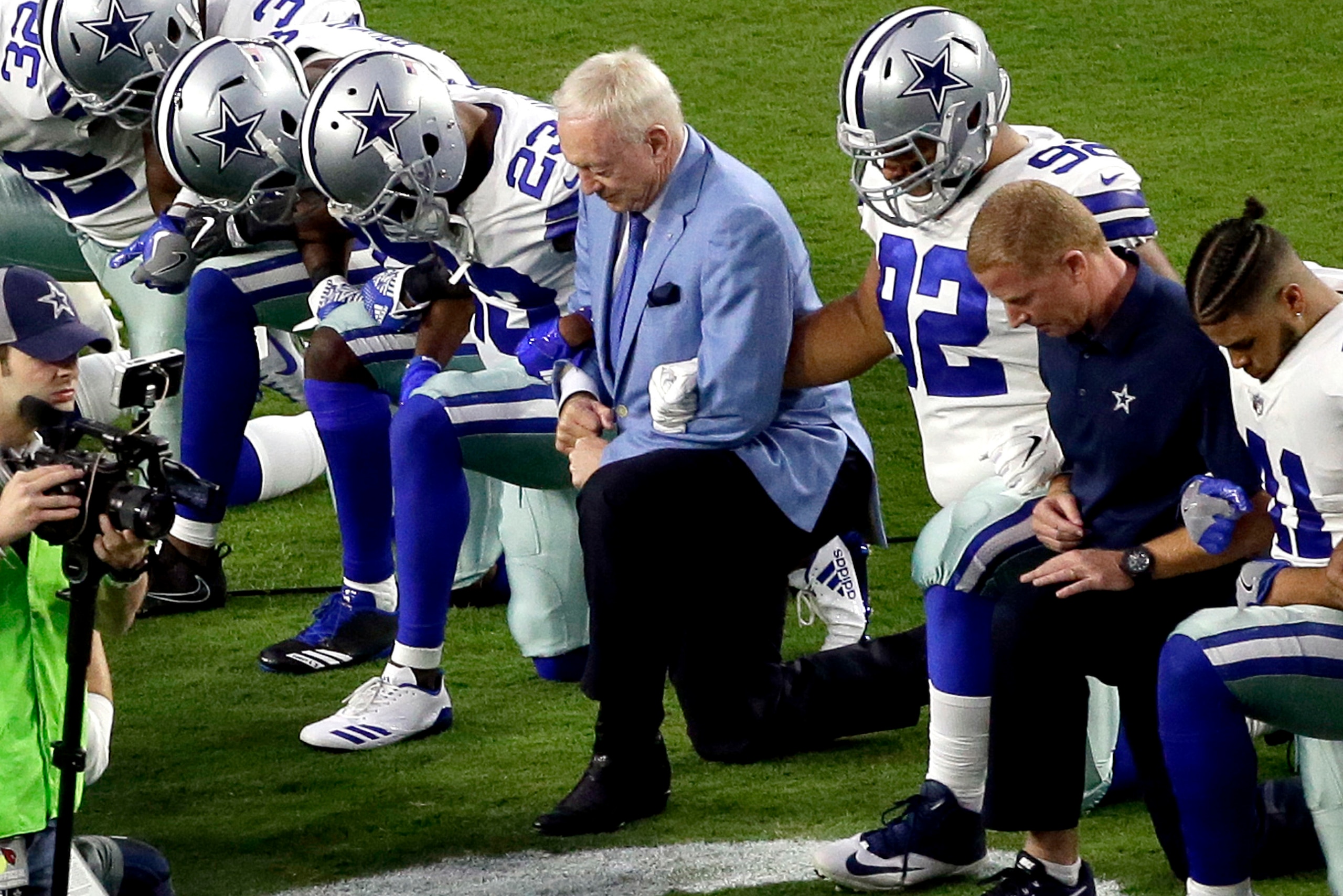 Cowboys owner Jerry Jones (center)