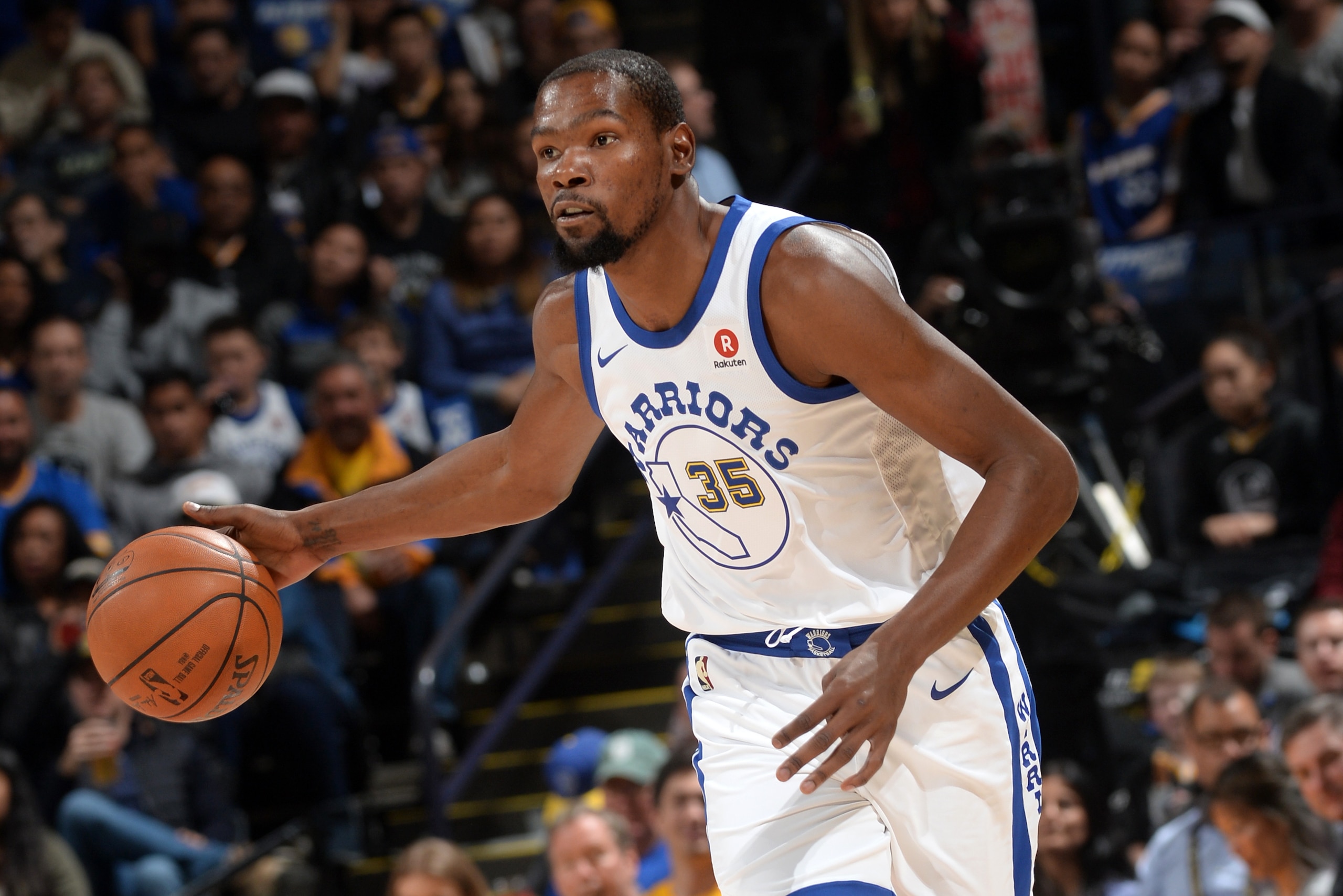 OAKLAND, CA - DECEMBER 29:  Kevin Durant #35 of the Golden State Warriors handles the ball against the Charlotte Hornets on December 29, 2017 at ORACLE Arena in Oakland, California. NOTE TO USER: User expressly acknowledges and agrees that, by downloading