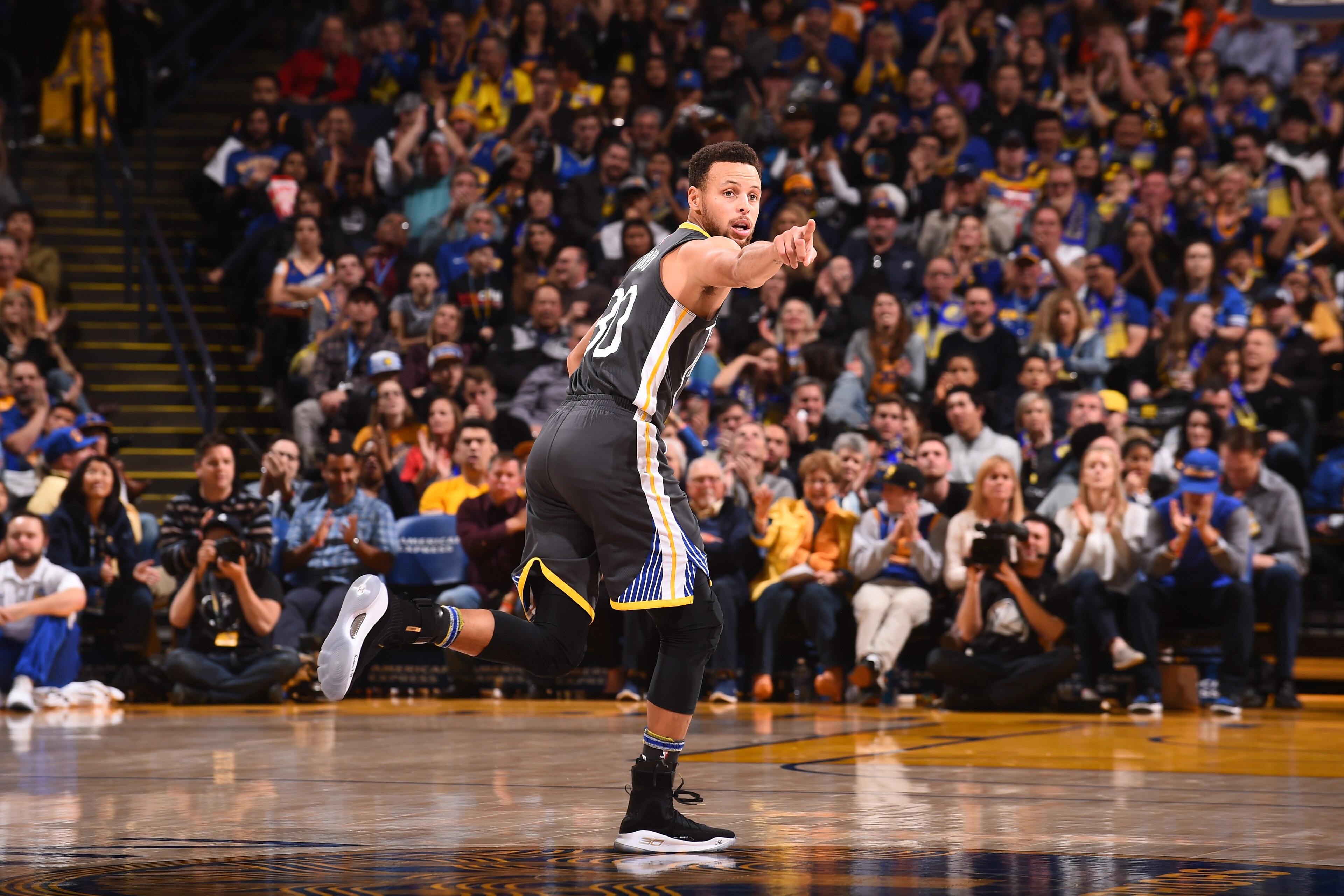 OAKLAND, CA - DECEMBER 30: Stephen Curry #30 of the Golden State Warriors runs on the court during the game against the Memphis Grizzlies on December 30, 2017 at ORACLE Arena in Oakland, California. NOTE TO USER: User expressly acknowledges and agrees t OAKLAND, CA - DECEMBER 30: Stephen Curry #30 of the Golden State Warriors runs on the court during the game against the Memphis Grizzlies on December 30, 2017 at ORACLE Arena in Oakland, California. NOTE TO USER: User expressly acknowledges and agrees t