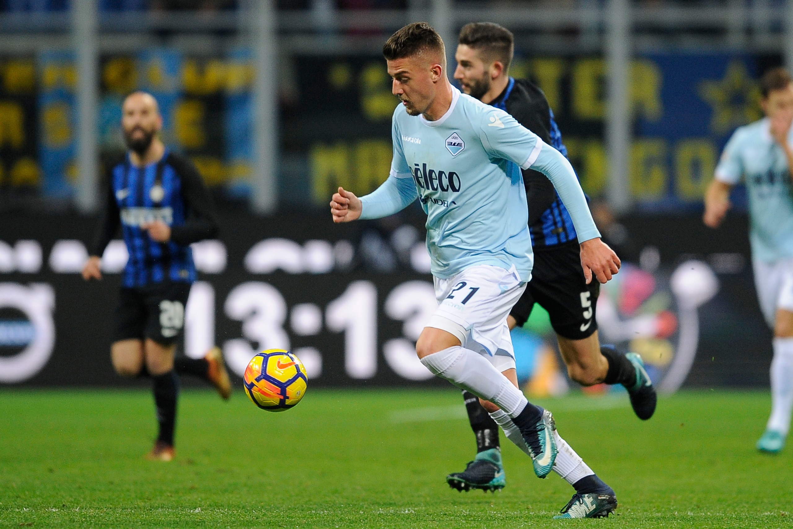MILAN, MILANO - DECEMBER 30:  Sergej Milinkovic Savic of SS Lazio compete for the ball with Roberto Gagliardiniof FC Internazionale during the serie A match between FC Internazionale and SS Lazio at Stadio Giuseppe Meazza on December 30, 2017 in Milan, It
