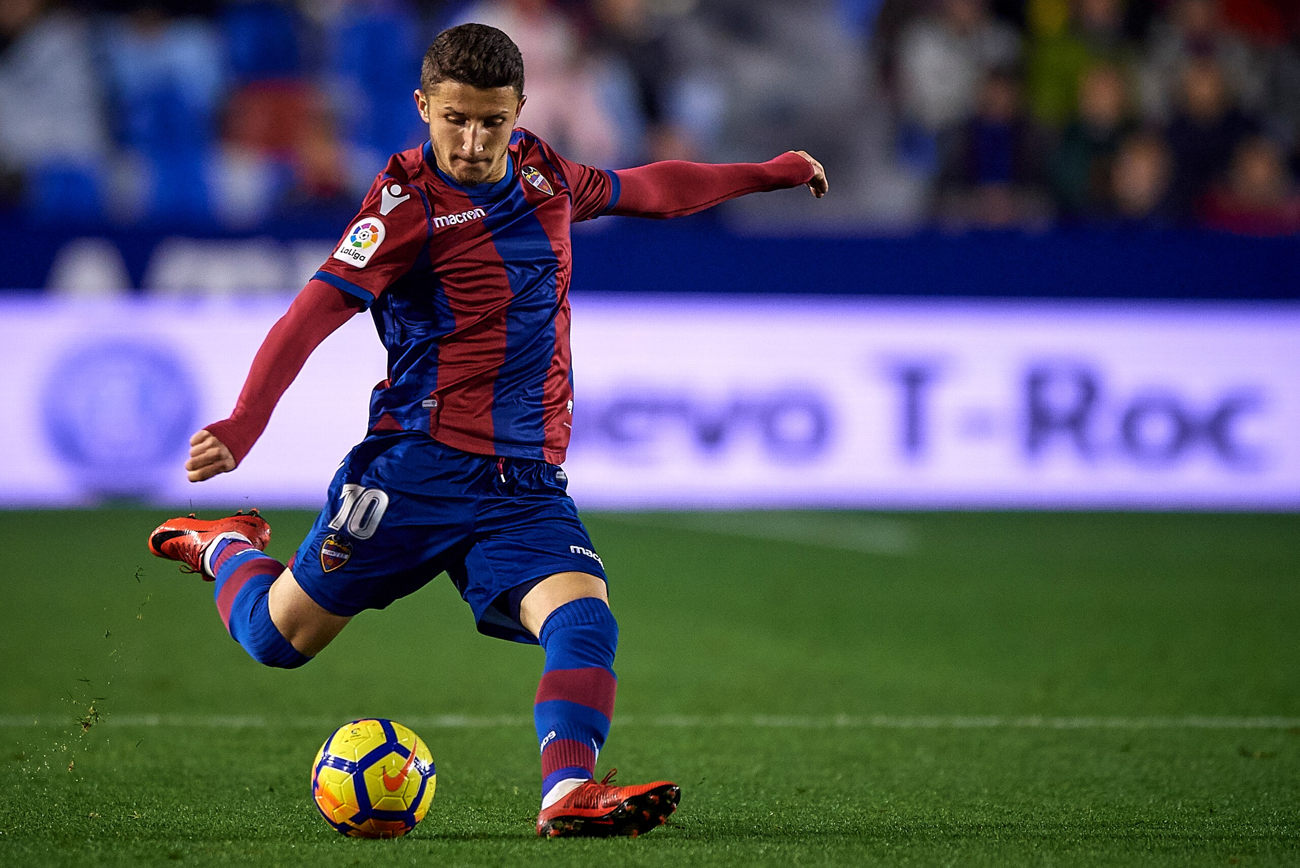 VALENCIA, SPAIN - DECEMBER 19:  Enis Bardhi of Levante in action during the La Liga match between Levante and Leganes at Ciutat de Valencia stadium on December 19, 2017 in Valencia, Spain.  (Photo by fotopress/Getty Images)
