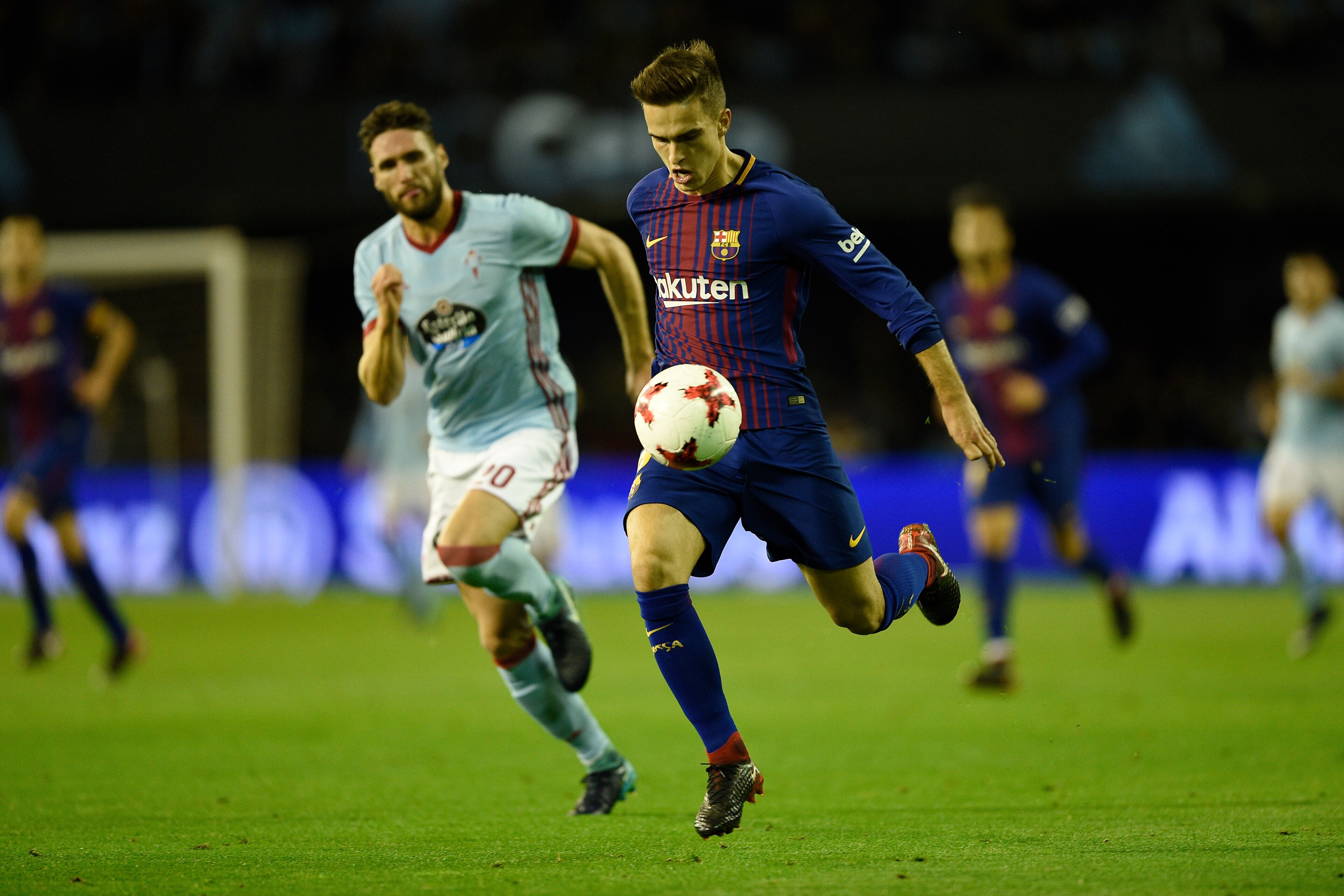 VIGO, SPAIN - JANUARY 04:  Sergi Gomez of RC Celta de Vigo competes for the ball with Denis Suarez of FC Barcelona during the Copa del Rey round of 16 first leg match between RC Celta de Vigo and FC Barcelona at Municipal Balaidos on January 4, 2018 in Vi