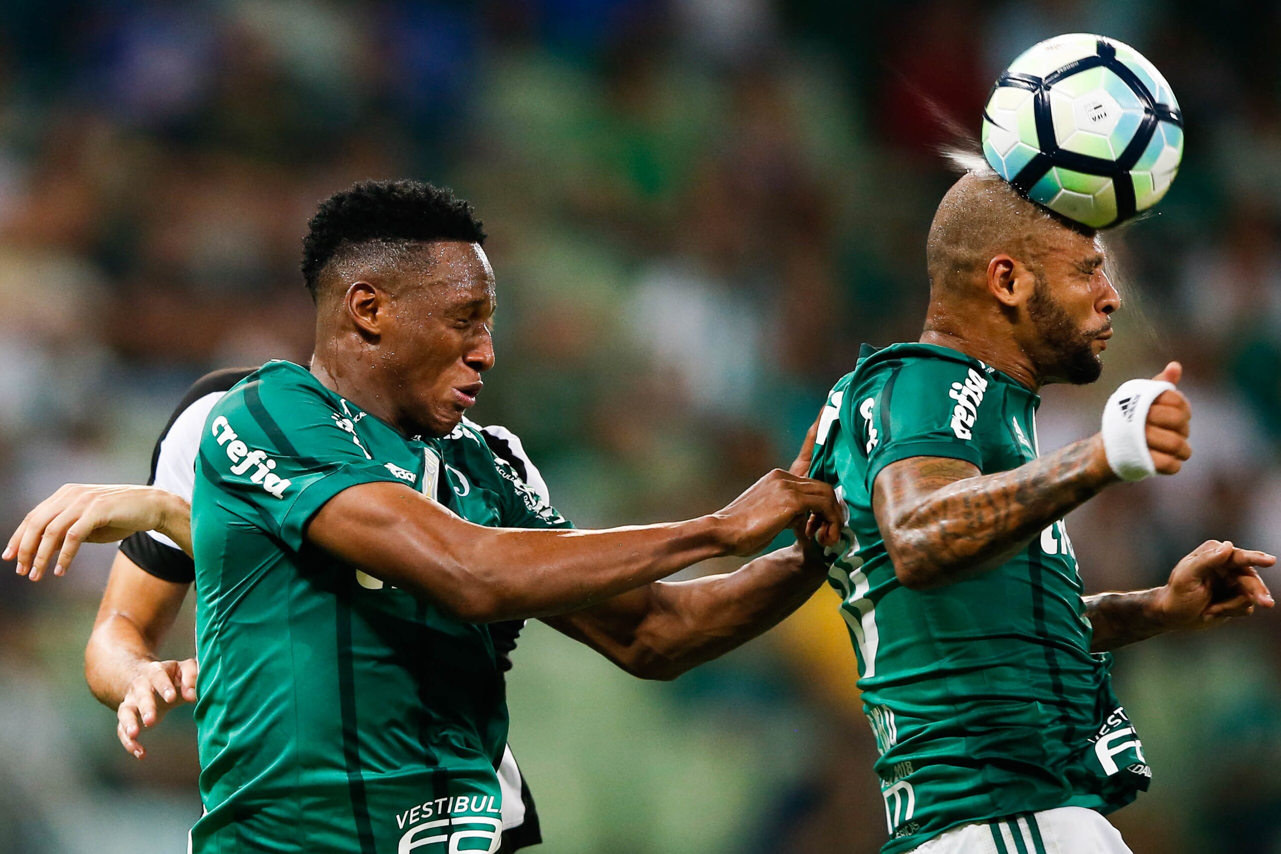 SAO PAULO, BRAZIL - NOVEMBER 27: Yerry Mina (L) and Felipe Melo of Palmeiras in action during the match against Botafogo for the Brasileirao Series A 2017 at Allianz Parque Stadium on November 27, 2017 in Sao Paulo, Brazil. (Photo by Alexandre Schneider/G