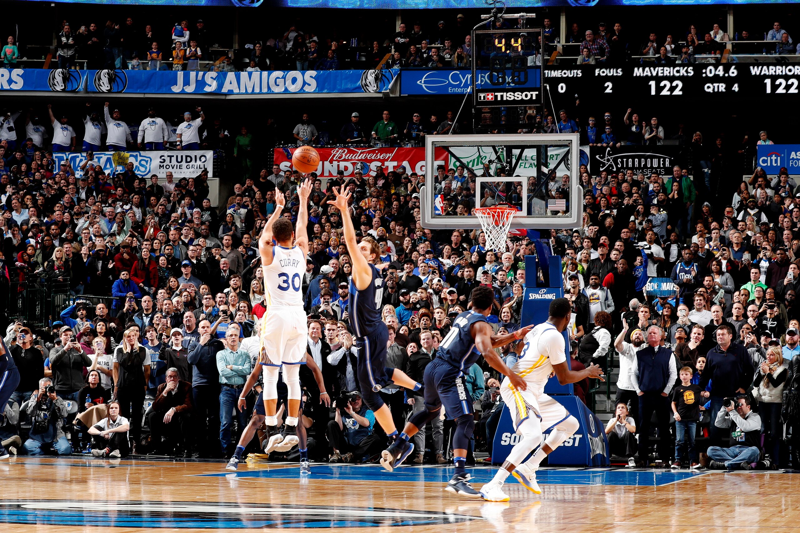 DALLAS, TX - JANUARY 3: Stephen Curry #30 of the Golden State Warriors shoots a 3 late in the 4th quarter to win the game against the Dallas Mavericks on January 3, 2018 at the American Airlines Center in Dallas, Texas. NOTE TO USER: User expressly acknow