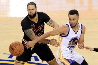 OAKLAND, CA - JUNE 12:  Stephen Curry #30 of the Golden State Warriors passes against Deron Williams #31 of the Cleveland Cavaliers in Game 5 of the 2017 NBA Finals at ORACLE Arena on June 12, 2017 in Oakland, California. NOTE TO USER: User expressly ackn