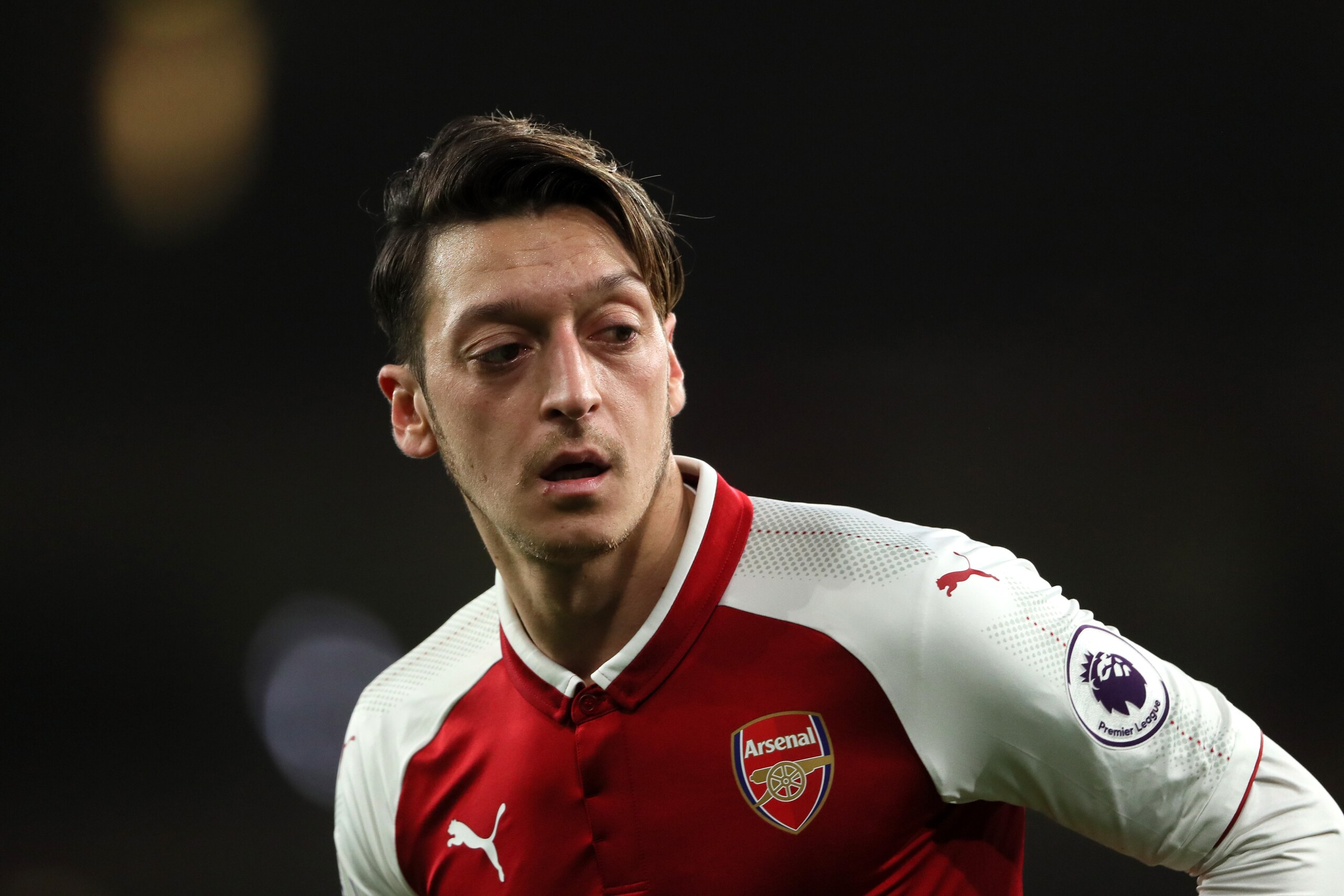 LONDON, ENGLAND - JANUARY 03: Mesut Ozil of Arsenal in action during the Premier League match between Arsenal and Chelsea at Emirates Stadium on January 3, 2018 in London, England. (Photo by Matthew Ashton - AMA/Getty Images) LONDON, ENGLAND - JANUARY 03: Mesut Ozil of Arsenal in action during the Premier League match between Arsenal and Chelsea at Emirates Stadium on January 3, 2018 in London, England. (Photo by Matthew Ashton - AMA/Getty Images)
