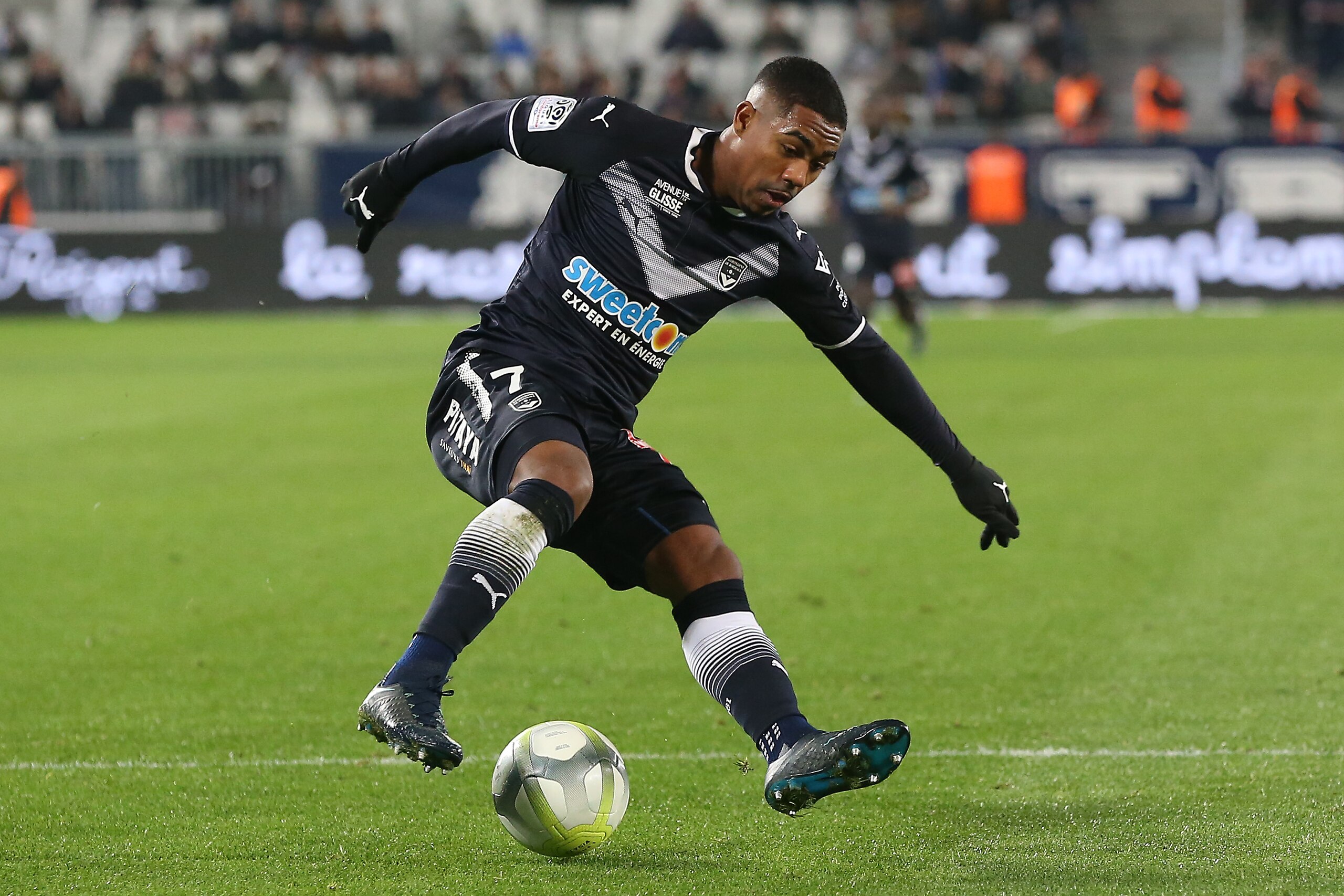 BORDEAUX, FRANCE - DECEMBER 21:  Malcom of Bordeaux in action during the Ligue 1 match between FC Girondins de Bordeaux and Montpellier Herault SC at Stade Matmut Atlantique on December 21, 2017 in Bordeaux, .  (Photo by Romain Perrocheau/Getty Images)