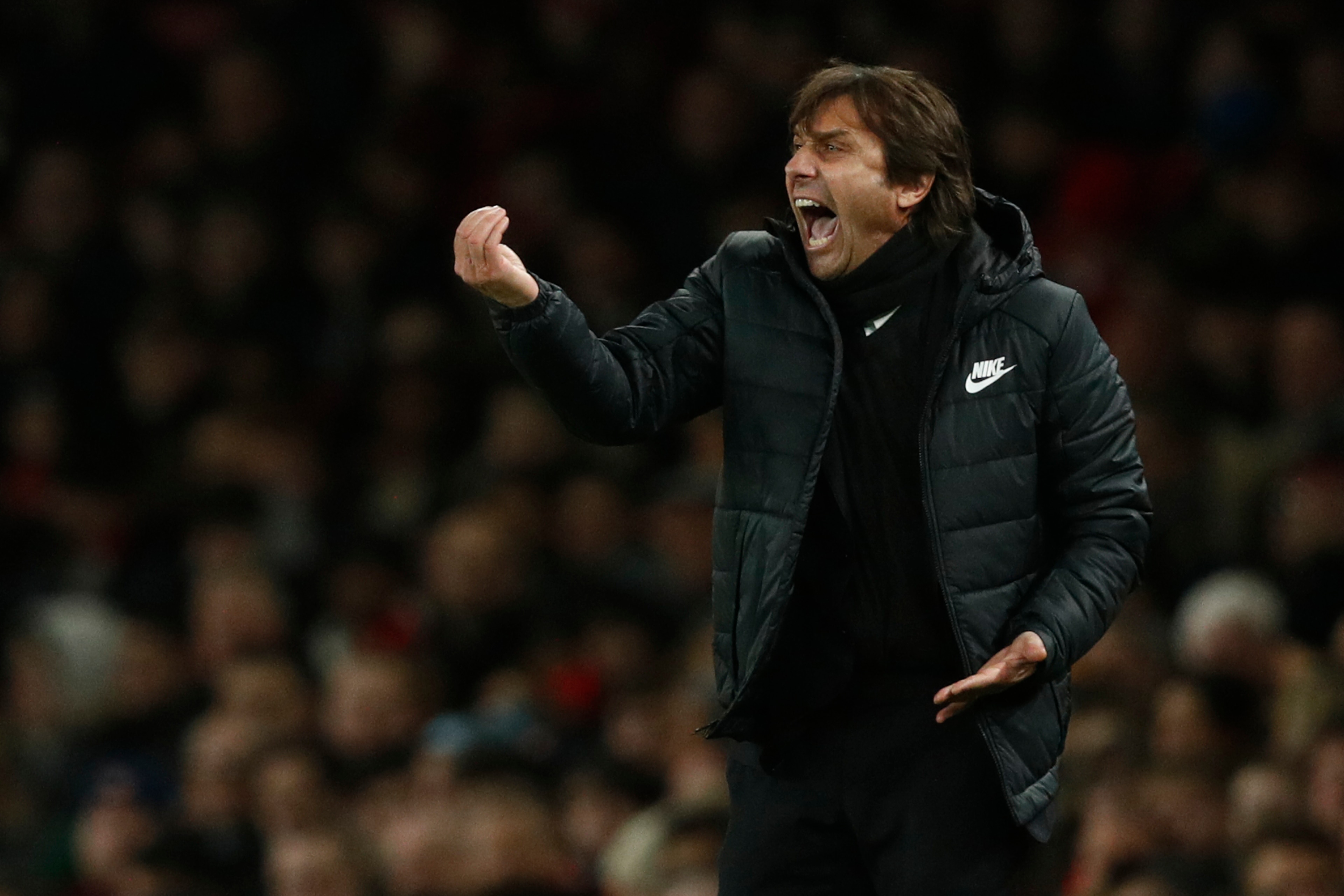 Chelsea's Italian head coach Antonio Conte gestures during the English Premier League football match between Arsenal and Chelsea at the Emirates Stadium in London on January 3, 2018.  / AFP PHOTO / Adrian DENNIS / RESTRICTED TO EDITORIAL USE. No use with 