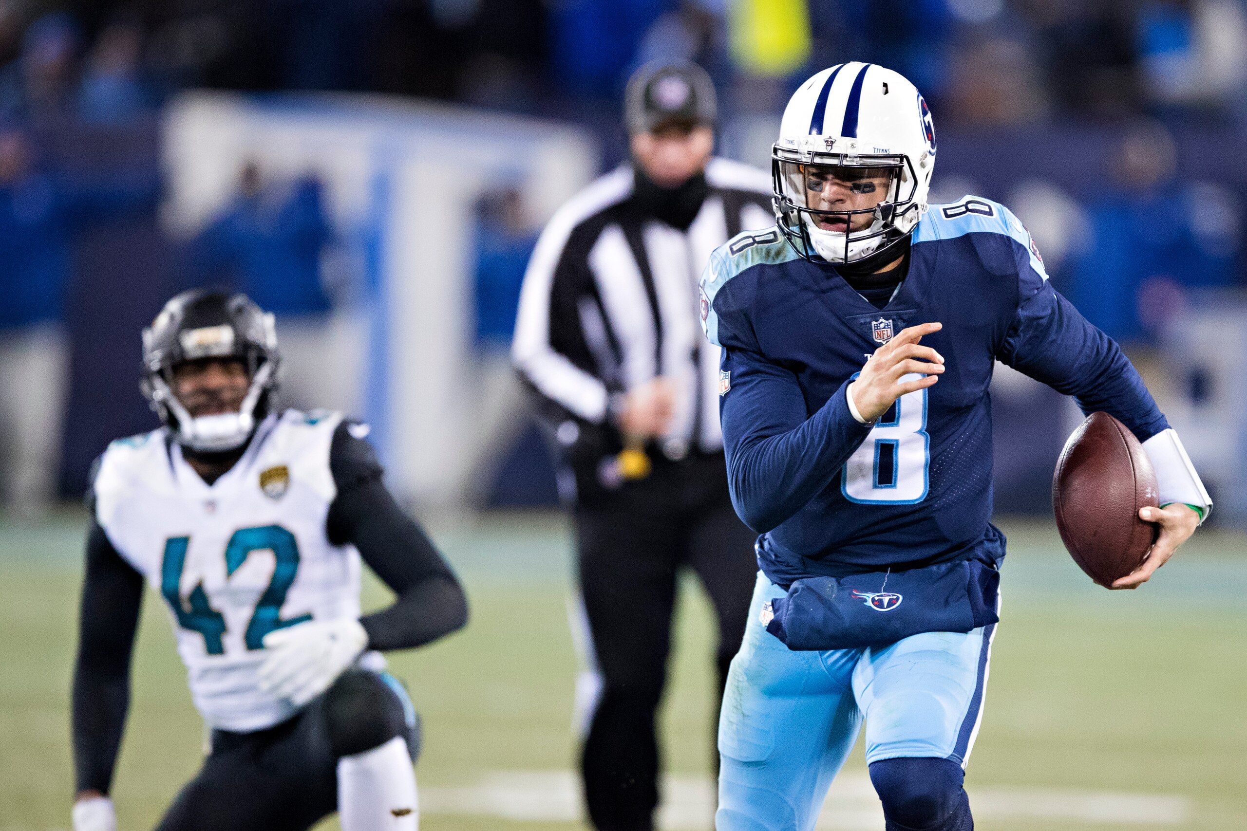 NASHVILLE, TN - DECEMBER 31:  Marcus Mariota #8 of the Tennessee Titans runs the ball during a game against the Jacksonville Jaguars at Nissan Stadium on December 31, 2017 in Nashville, Tennessee.  The Titans defeated the Jaguars 15-10.  (Photo by Wesley 