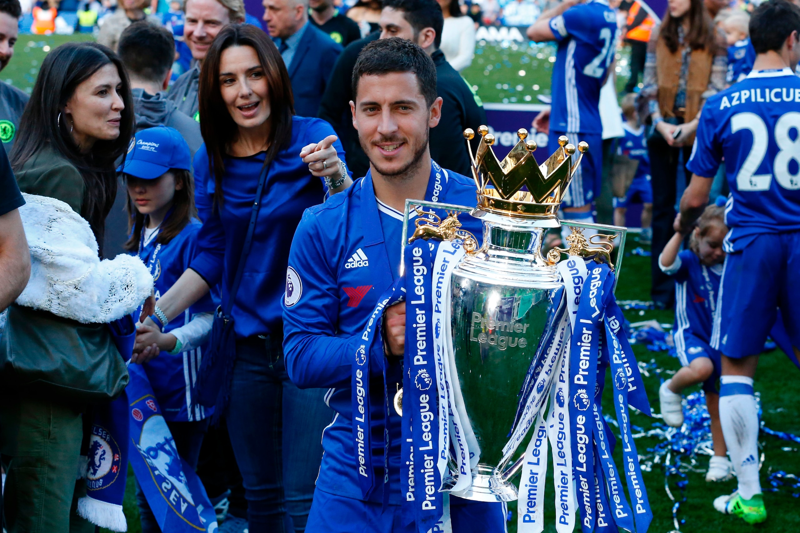 Chelsea's Belgian midfielder Eden Hazard raises the English Premier League trophy, as players celebrate their league title win at the end of the Premier League football match between Chelsea and Sunderland at Stamford Bridge in London on May 21, 2017.
Che