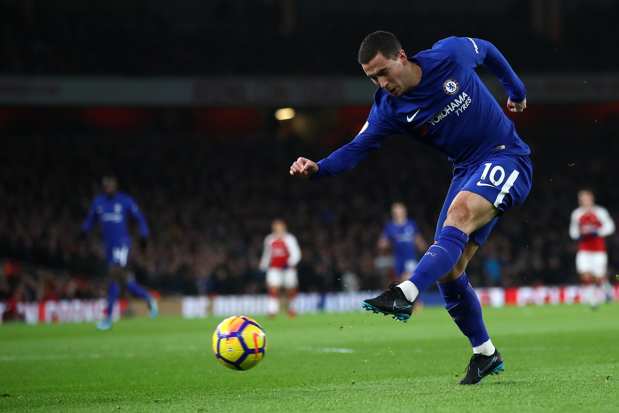 LONDON, ENGLAND - JANUARY 03:  Eden Hazard of Chelsea shoots at goal during the Premier League match between Arsenal and Chelsea at Emirates Stadium on January 3, 2018 in London, England.  (Photo by Julian Finney/Getty Images)
