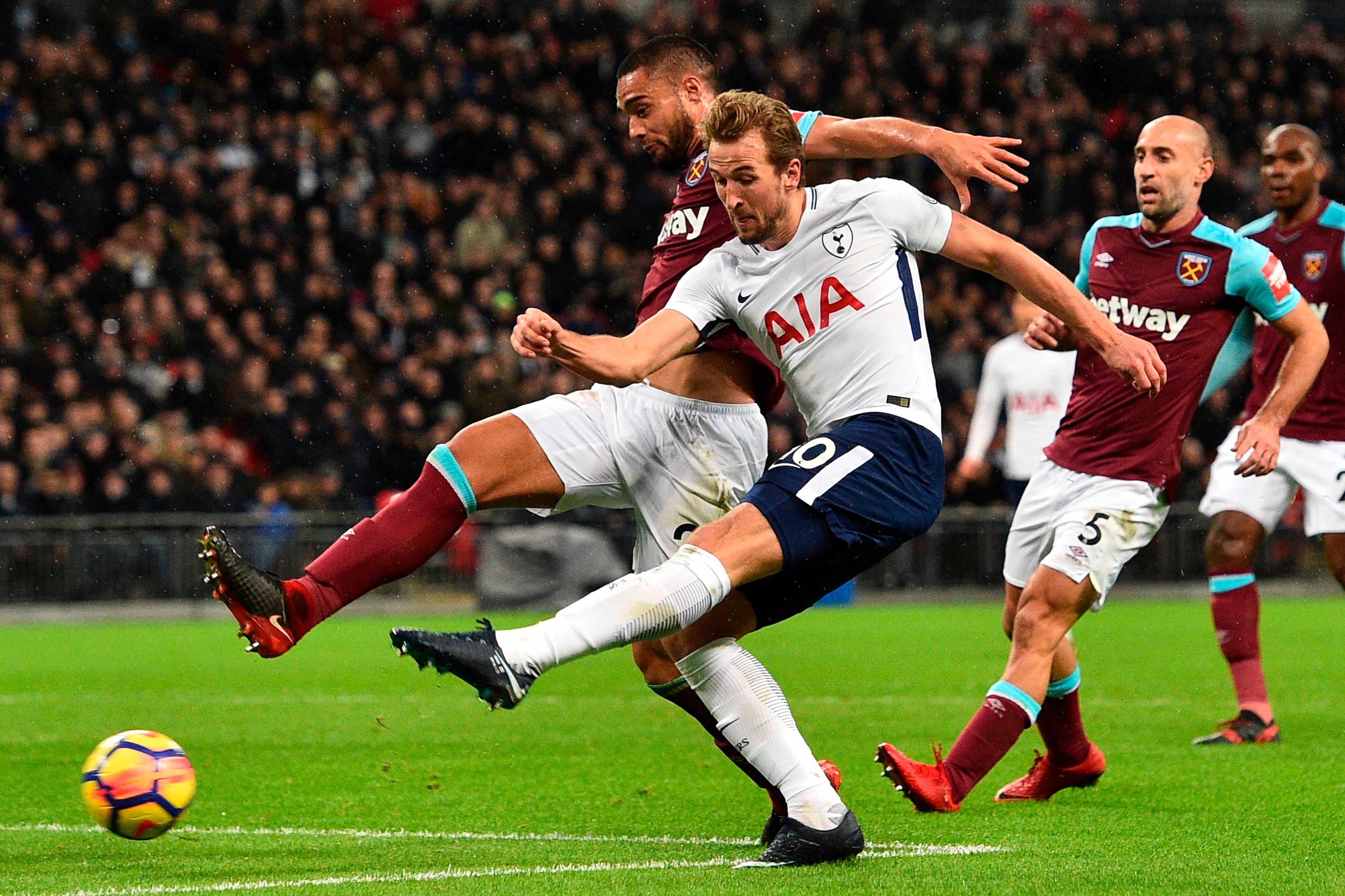 Tottenham Hotspur's English striker Harry Kane (C) gets a shot away from an offside position during the English Premier League football match between Tottenham Hotspur and West Ham United at Wembley Stadium in London, on January 4, 2018. / AFP PHOTO / Gly