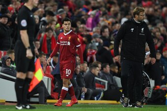 Liverpool's Brazilian midfielder Philippe Coutinho (C) is substituted as Liverpool's German manager Jurgen Klopp (R) gestures during the English Premier League football match between Liverpool and Leicester at Anfield in Liverpool, north west England on D