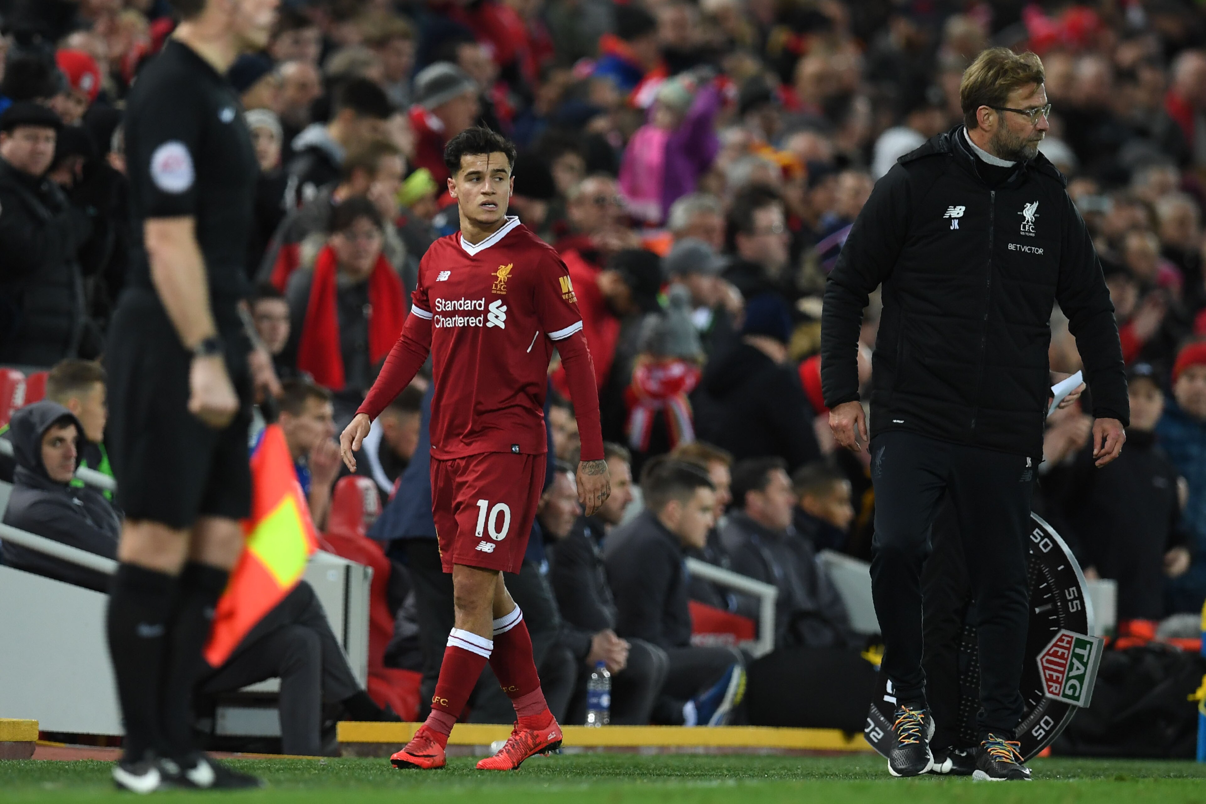 Liverpool's Brazilian midfielder Philippe Coutinho (C) is substituted as Liverpool's German manager Jurgen Klopp (R) gestures during the English Premier League football match between Liverpool and Leicester at Anfield in Liverpool, north west England on D