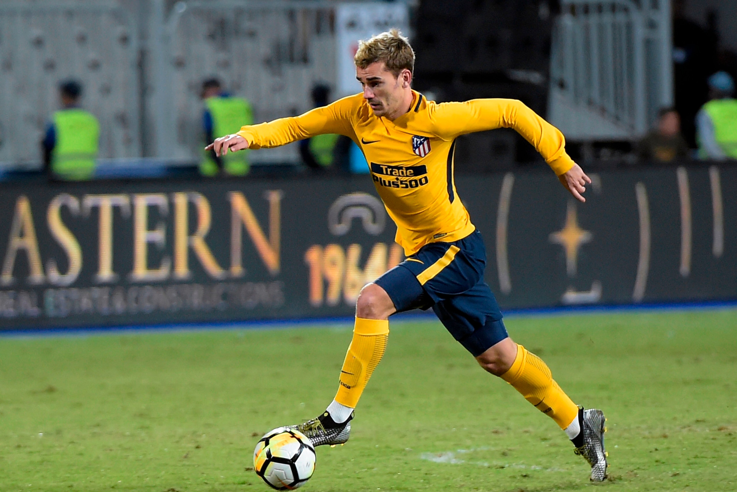Atletico Madrid's French forward Antoine Griezmann controls the ball during the friendly football match between Egypts Al-Ahly and Spains Atletico Madrid at Borg al-Arab Stadium, near Alexandria, on December 30, 2017. / AFP PHOTO / KHALED DESOUKI ( Atletico Madrid's French forward Antoine Griezmann controls the ball during the friendly football match between Egypts Al-Ahly and Spains Atletico Madrid at Borg al-Arab Stadium, near Alexandria, on December 30, 2017. / AFP PHOTO / KHALED DESOUKI (