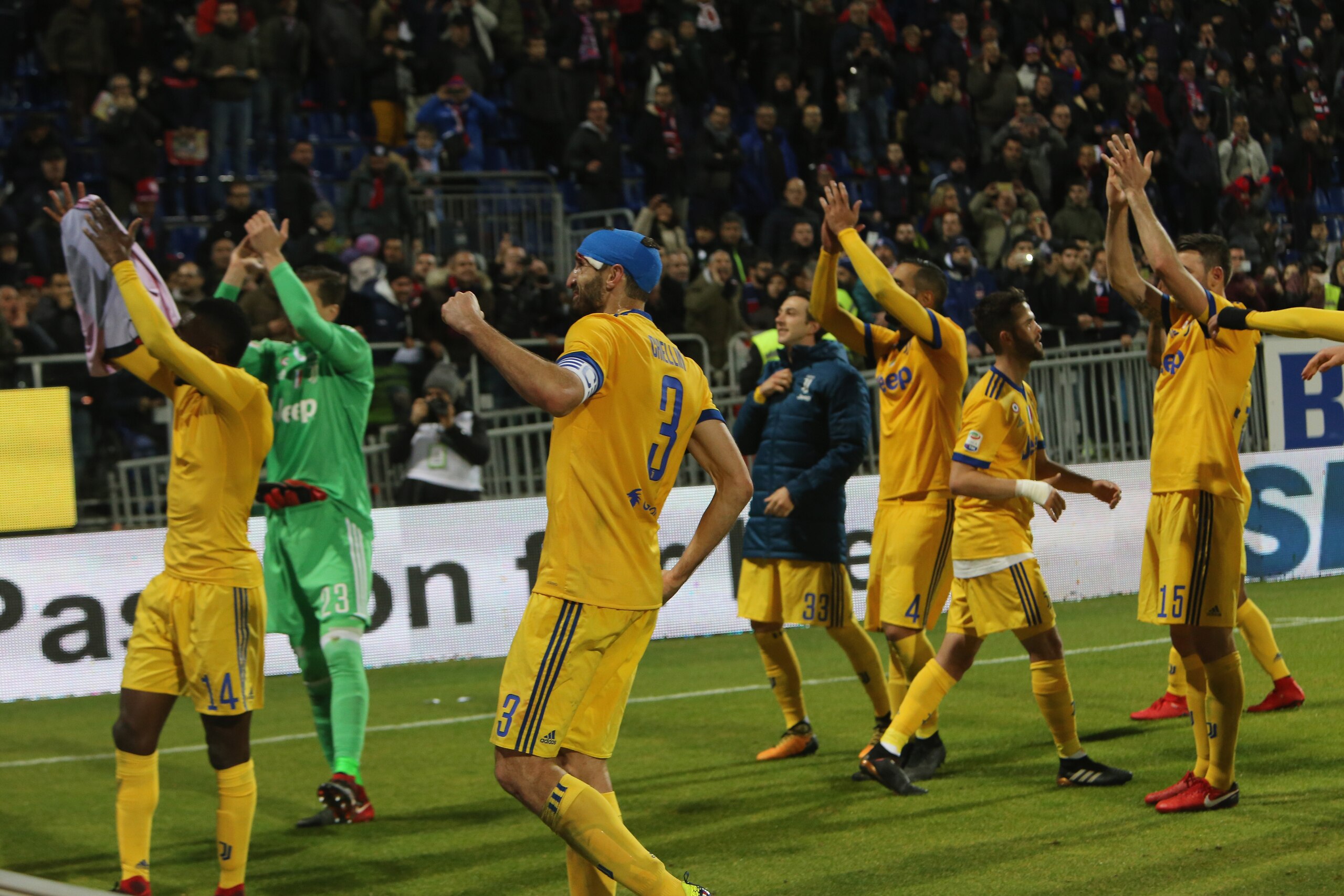 CAGLIARI, ITALY - JANUARY 06: the   players of juventus  celebrates his  victory   during the serie A match between Cagliari Calcio and Juventus at Stadio Sant'Elia on January 6, 2018 in Cagliari, Italy.  (Photo by Enrico Locci/Getty Images)