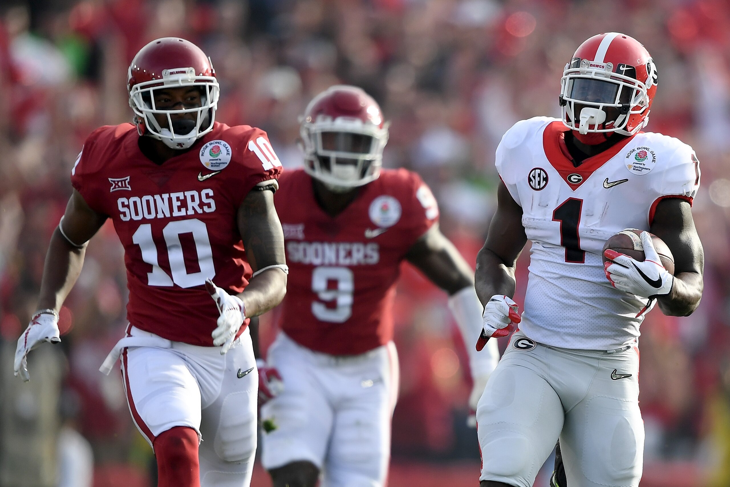 PASADENA, CA - JANUARY 01: Running back Sony Michel #1 of the Georgia Bulldogs scores a 75-yard touchdown run in the first half against the Oklahoma Sooners in the 2018 College Football Playoff Semifinal at the Rose Bowl Game presented by Northwestern Mu PASADENA, CA - JANUARY 01: Running back Sony Michel #1 of the Georgia Bulldogs scores a 75-yard touchdown run in the first half against the Oklahoma Sooners in the 2018 College Football Playoff Semifinal at the Rose Bowl Game presented by Northwestern Mu