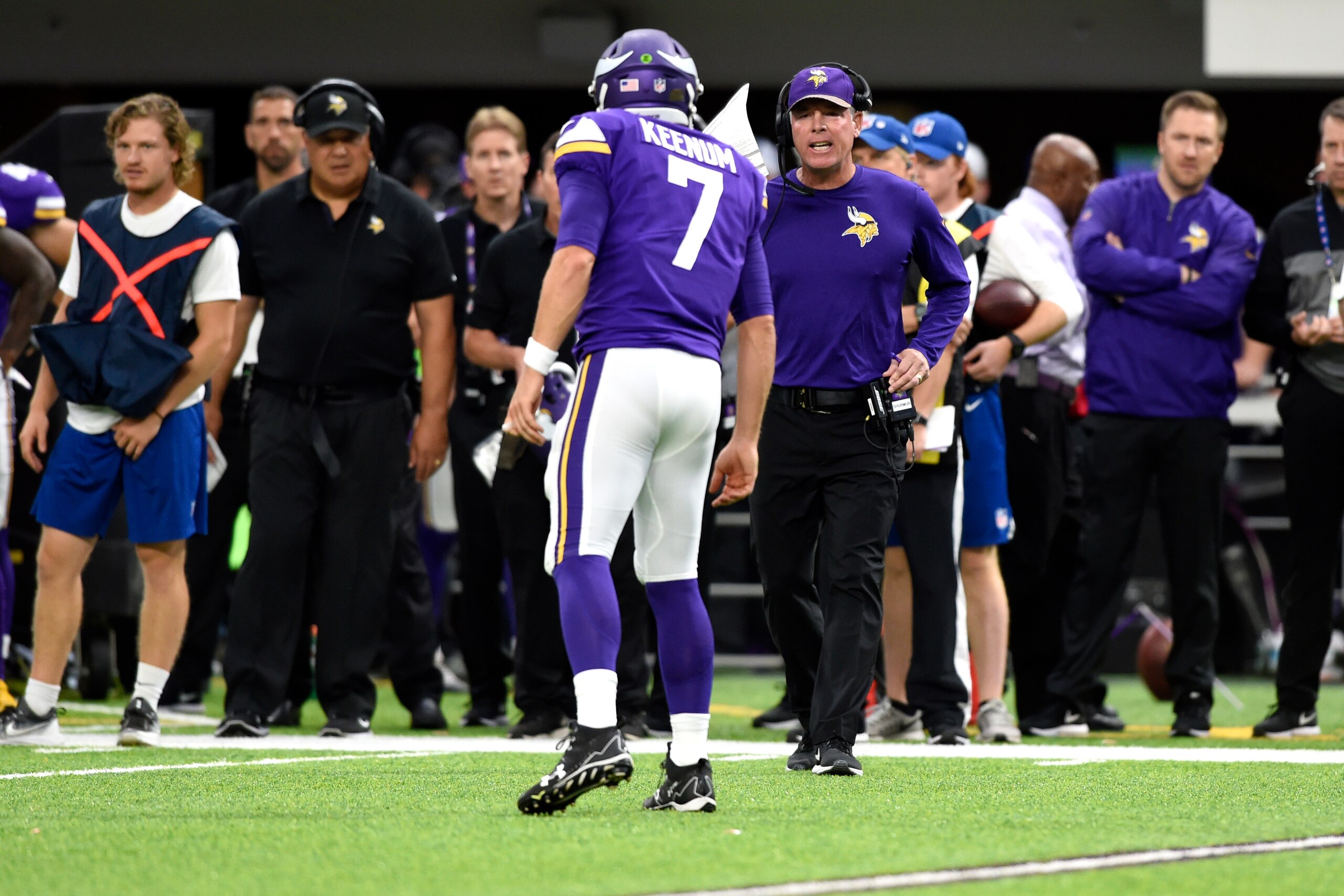 MINNEAPOLIS, MN - OCTOBER 1: Case Keenum #7 of the Minnesota Vikings speaks with offensive coordinator Pat Shurmur in the second quarter of the game against the Detroit Lions on October 1, 2017 at U.S. Bank Stadium in Minneapolis, Minnesota. (Photo by Han