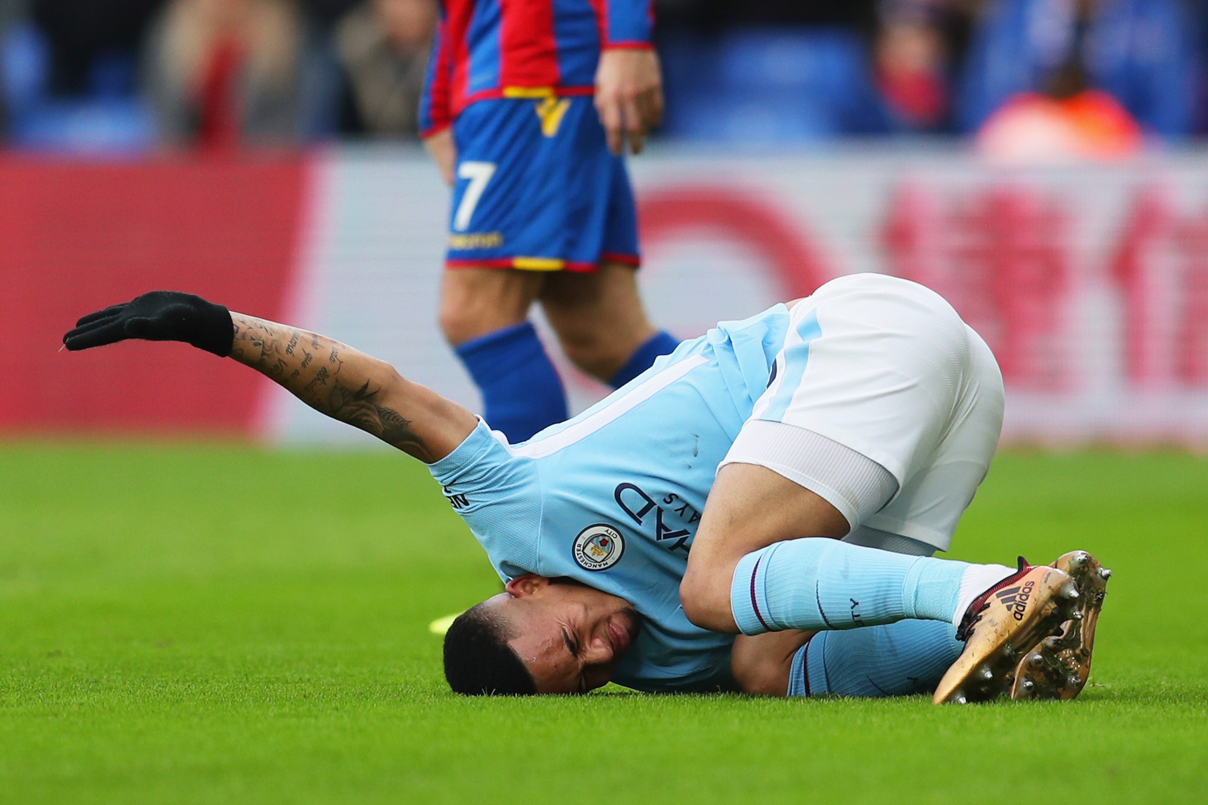 LONDON, ENGLAND - DECEMBER 31:  Gabriel Jesus of Manchester City reacts as he is injured during the Premier League match between Crystal Palace and Manchester City at Selhurst Park on December 31, 2017 in London, England.  (Photo by Catherine Ivill/Getty 