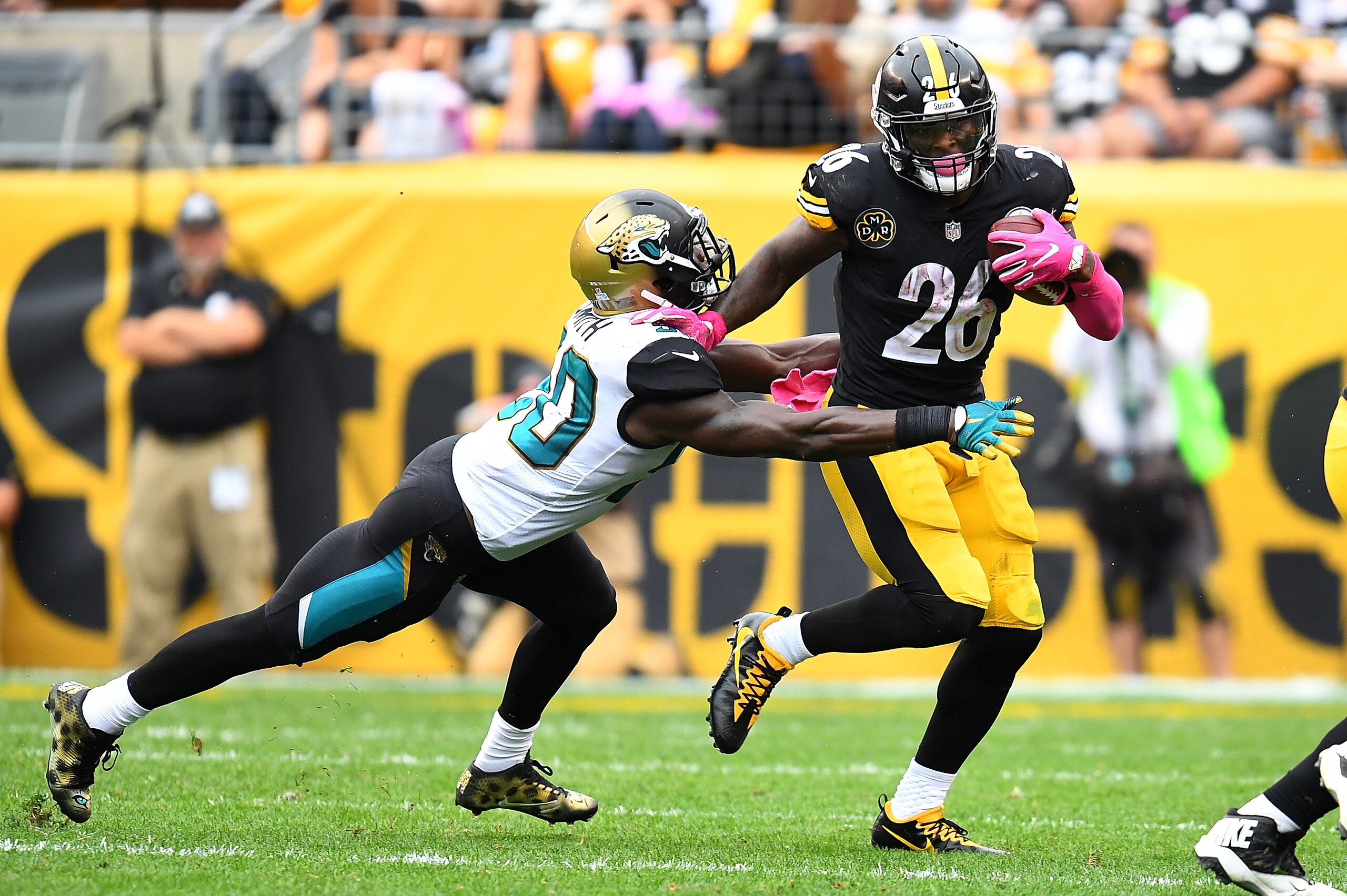 PITTSBURGH, PA - OCTOBER 08:  Le'Veon Bell #26 of the Pittsburgh Steelers avoids a tackle by Telvin Smith #50 of the Jacksonville Jaguars at Heinz Field on October 8, 2017 in Pittsburgh, Pennsylvania. (Photo by Joe Sargent/Getty Images) *** Local Caption 