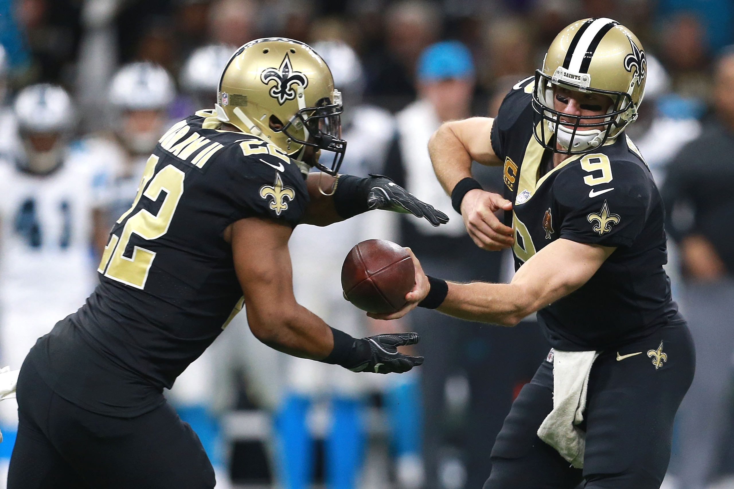 NEW ORLEANS, LA - JANUARY 07:  Drew Brees #9 of the New Orleans Saints hands the ball of to Mark Ingram #22 of the New Orleans Saints during the second half of the NFC Wild Card playoff game against the Carolina Panthers at the Mercedes-Benz Superdome on 
