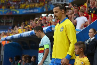 NICE, FRANCE - JUNE 22: Zlatan Ibrahimovich of Sweden walks out onto the pitch before the UEFA EURO 2016 Group E match between Sweden and Belgium at Allianz Riviera Stadium on June 22, 2016 in Nice, France. (Photo by Catherine Ivill - AMA/Getty Images)
