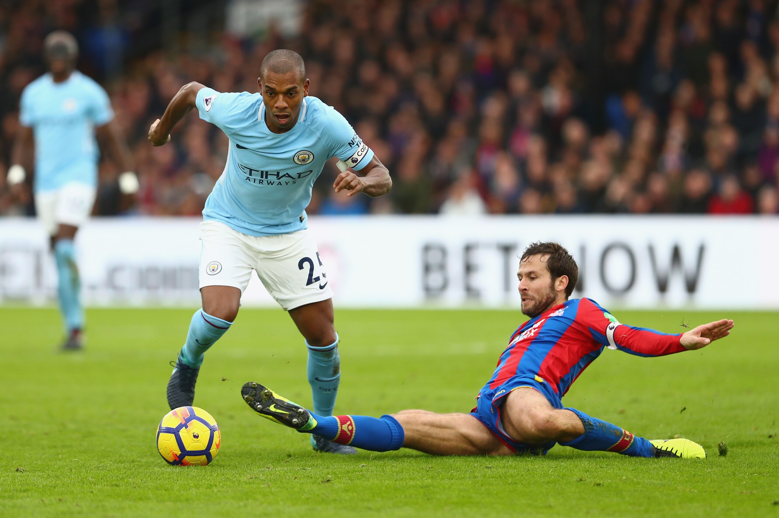 LONDON, ENGLAND - DECEMBER 31:  Fernandinho of Manchester City evades Yohan Cabaye of Crystal Palace during the Premier League match between Crystal Palace and Manchester City at Selhurst Park on December 31, 2017 in London, England.  (Photo by Clive Rose