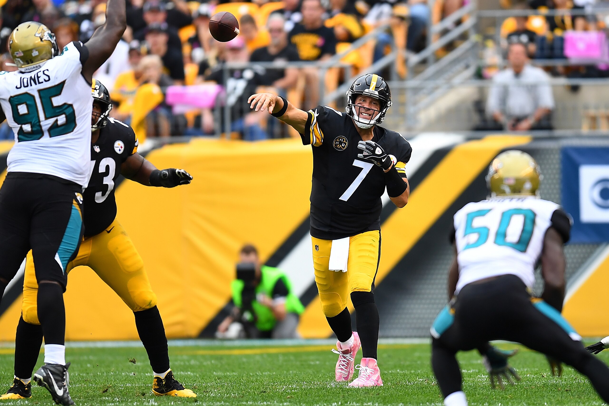 PITTSBURGH, PA - OCTOBER 08:  Ben Roethlisberger #7 of the Pittsburgh Steelers in action during the game against the Jacksonville Jaguars at Heinz Field on October 8, 2017 in Pittsburgh, Pennsylvania. (Photo by Joe Sargent/Getty Images) *** Local Caption 