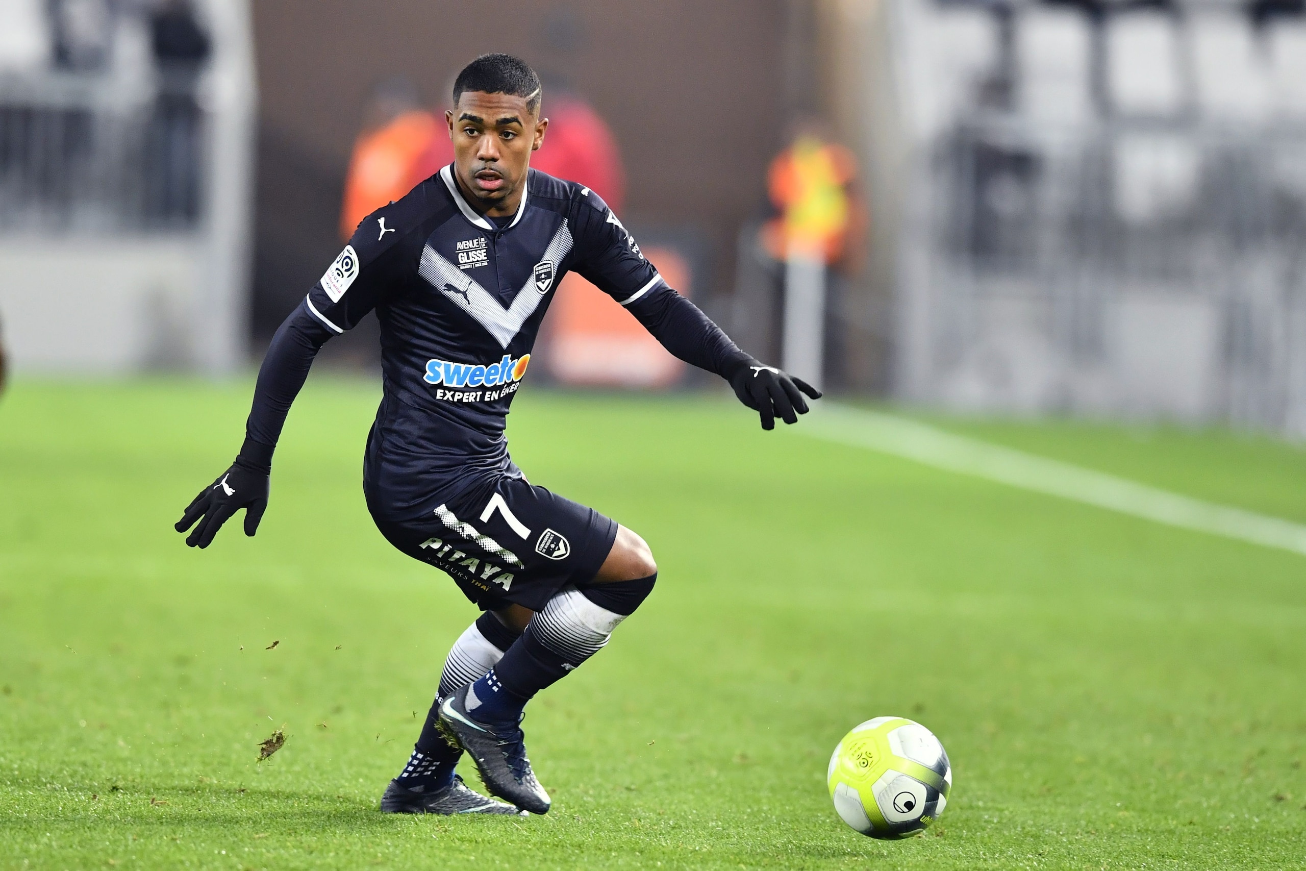 Bordeaux's Brazilian forward Malcom runs with the ball during the French L1 football match between Bordeaux (FCGB) and Montpellier (MHSC) on December 20, 2017, at the Matmut Atlantique stadium in Bordeaux, southwestern France.  / AFP PHOTO / NICOLAS TUCAT