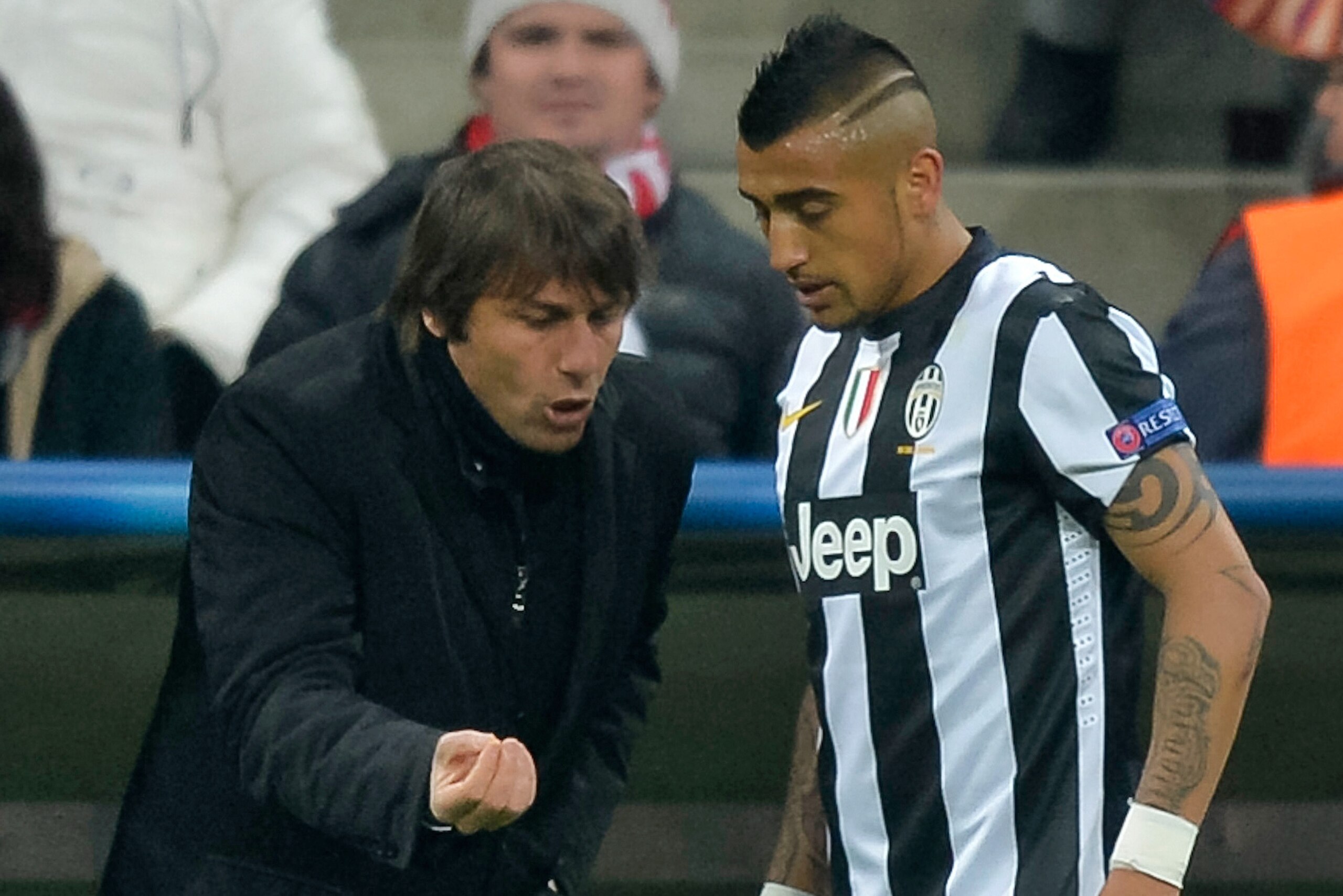 Juventus' head coach Antonio Conte speaks to Juventus' Chilean midfielder Arturo Vidal (R) during the UEFA Champions League quarter final football match FC Bayern Munich vs Juventus Turin in Munich, southern Germany, on April 2, 2013. AFP PHOTO / GUENTER 