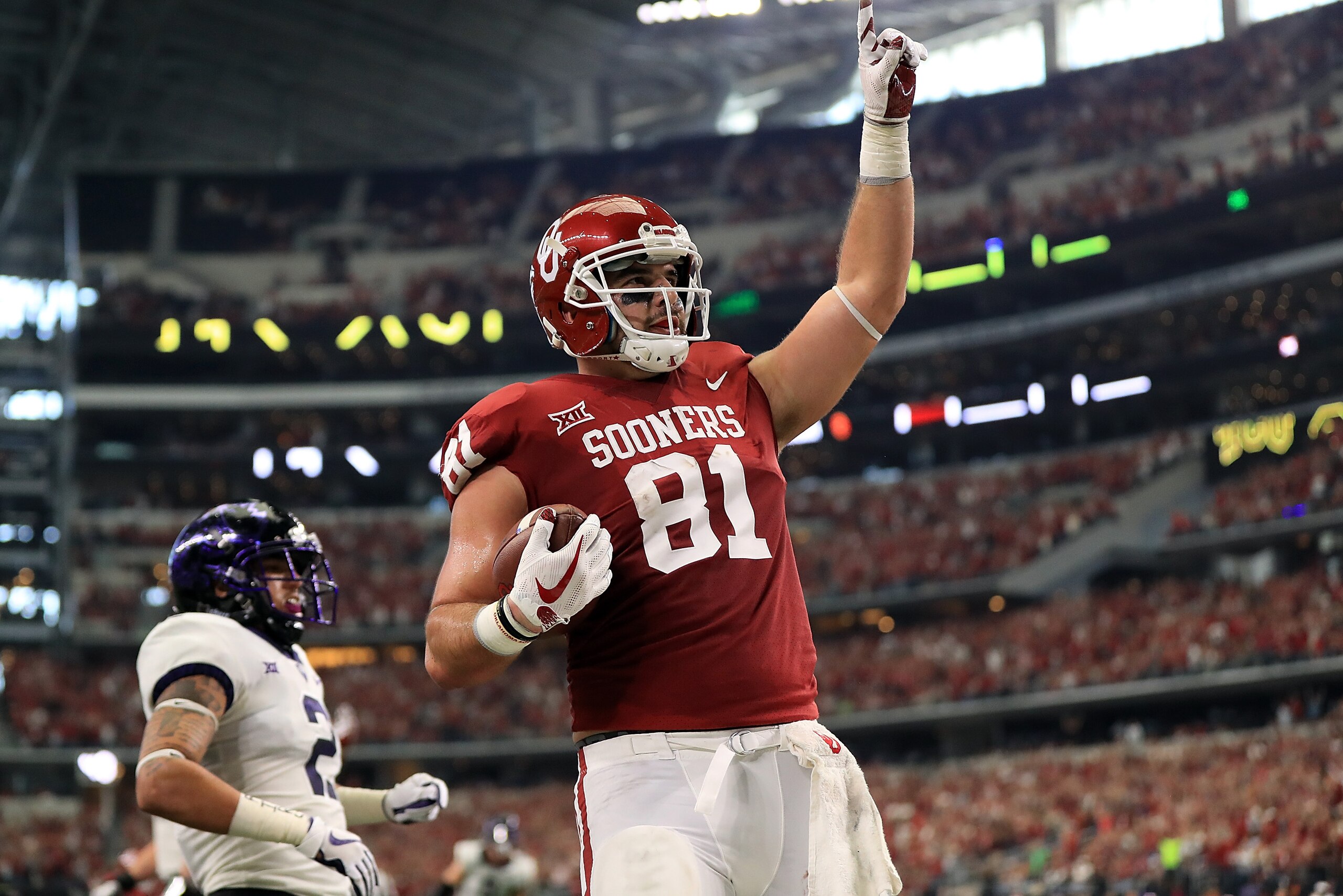 ARLINGTON, TX - DECEMBER 02:  Mark Andrews #81 of the Oklahoma Sooners makes a touchdown pass reception in the second quarter against the TCU Horned Frogs during Big 12 Championship at AT&T Stadium on December 2, 2017 in Arlington, Texas.  (Photo by Ronal