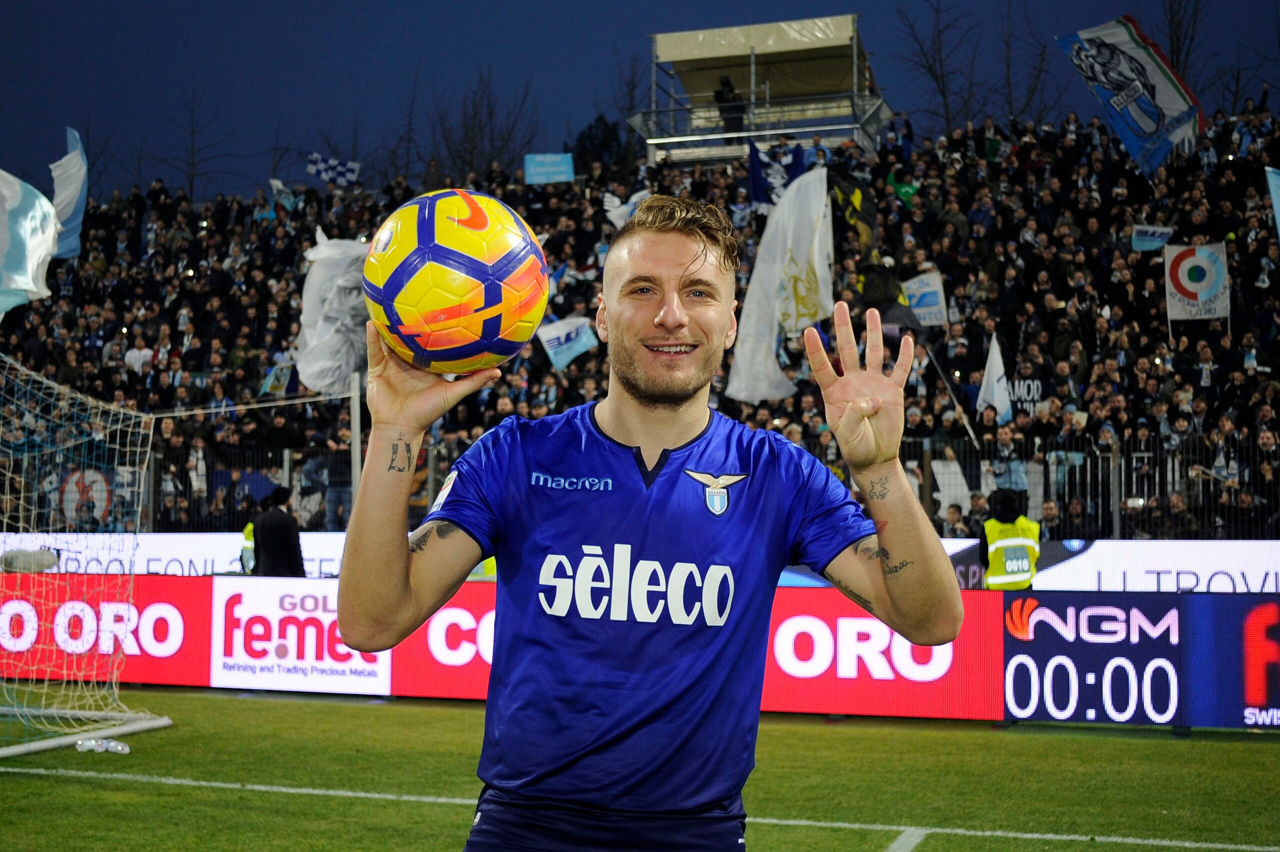 FERRARA, MILANO - JANUARY 06: Ciro Immobile of SS Lazio celebrate for the four goals scored at the end of the game the serie A match between Spal and SS Lazio at Stadio Paolo Mazza on January 6, 2018 in Ferrara, Italy. (Photo by Marco Rosi/Getty Images) FERRARA, MILANO - JANUARY 06: Ciro Immobile of SS Lazio celebrate for the four goals scored at the end of the game the serie A match between Spal and SS Lazio at Stadio Paolo Mazza on January 6, 2018 in Ferrara, Italy. (Photo by Marco Rosi/Getty Images)