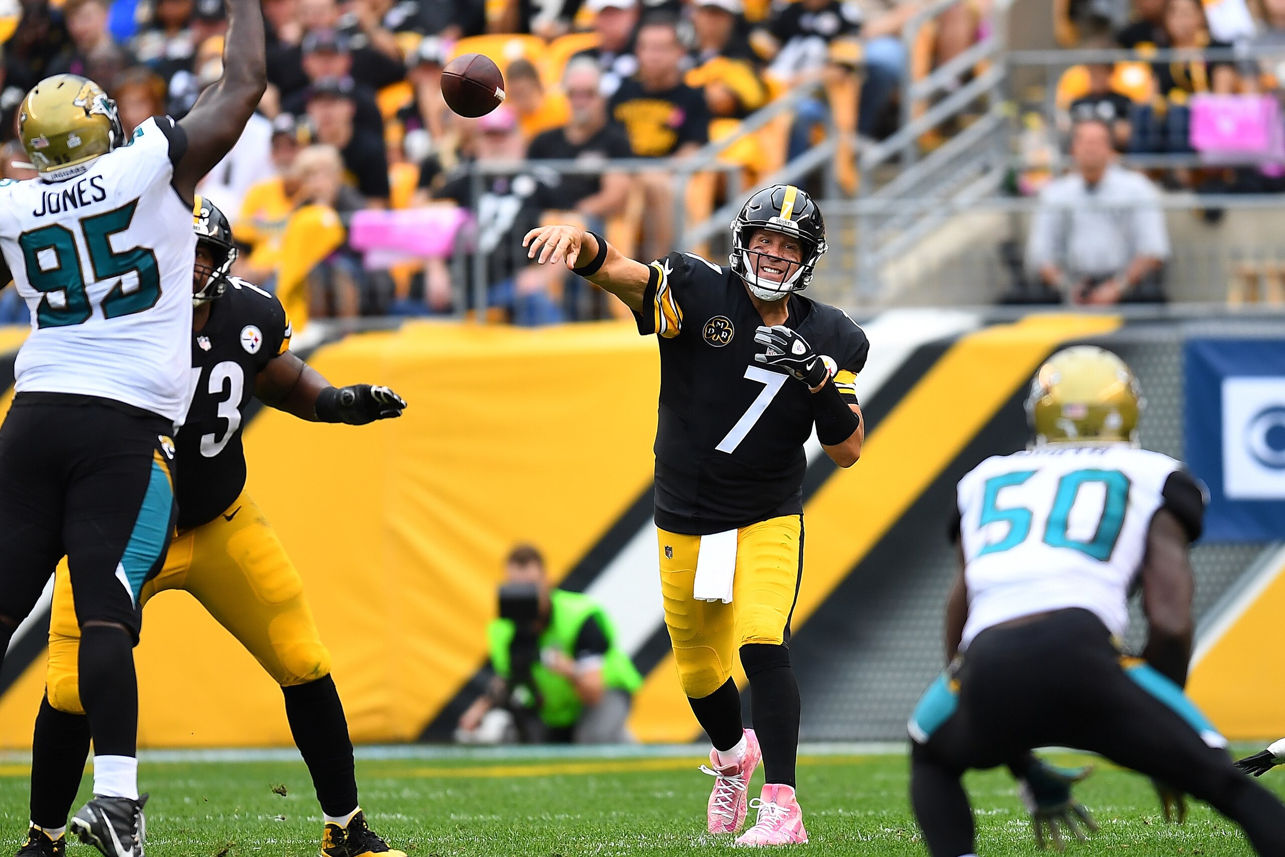 PITTSBURGH, PA - OCTOBER 08: Ben Roethlisberger #7 of the Pittsburgh Steelers in action during the game against the Jacksonville Jaguars at Heinz Field on October 8, 2017 in Pittsburgh, Pennsylvania. (Photo by Joe Sargent/Getty Images) *** Local Caption PITTSBURGH, PA - OCTOBER 08: Ben Roethlisberger #7 of the Pittsburgh Steelers in action during the game against the Jacksonville Jaguars at Heinz Field on October 8, 2017 in Pittsburgh, Pennsylvania. (Photo by Joe Sargent/Getty Images) *** Local Caption
