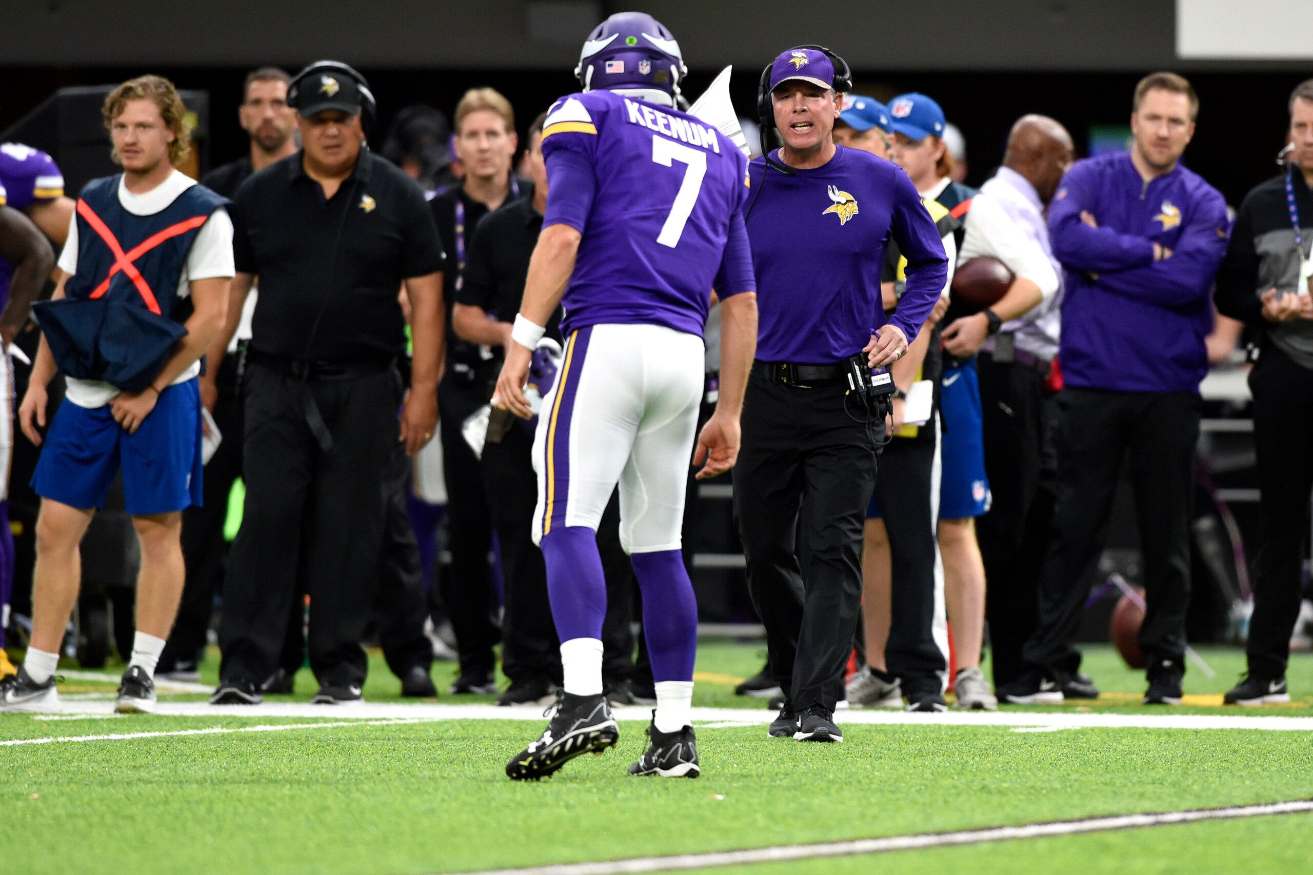 MINNEAPOLIS, MN - OCTOBER 1: Case Keenum #7 of the Minnesota Vikings speaks with offensive coordinator Pat Shurmur in the second quarter of the game against the Detroit Lions on October 1, 2017 at U.S. Bank Stadium in Minneapolis, Minnesota. (Photo by Han