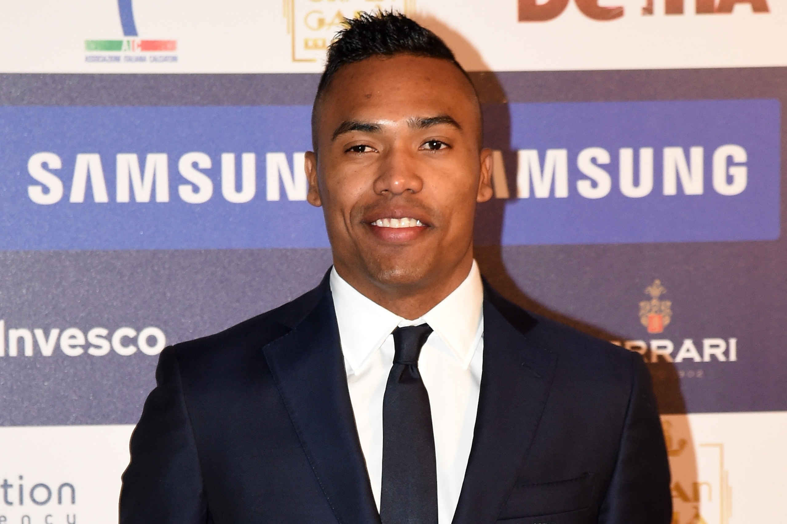 MILAN, ITALY - NOVEMBER 27:  Alex Sandro attends the Gran Gala Del Calcio 2017 on November 27, 2017 in Milan, Italy.  (Photo by Pier Marco Tacca/Getty Images)