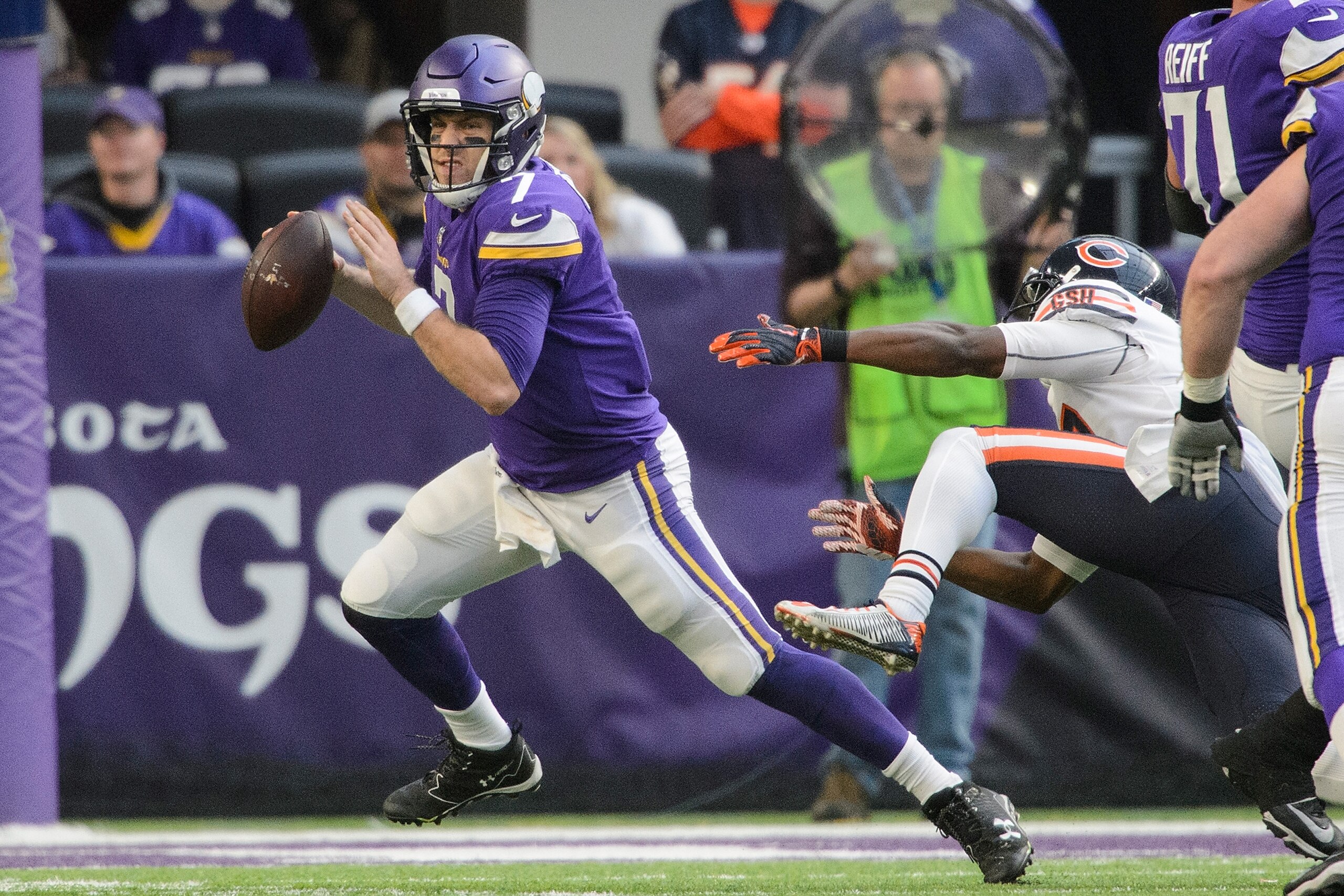 MINNEAPOLIS, MN - DECEMBER 31: Case Keenum #7 of the Minnesota Vikings scrambles with the ball against the Chicago Bears during the game on December 31, 2017 at U.S. Bank Stadium in Minneapolis, Minnesota. (Photo by Hannah Foslien/Getty Images) MINNEAPOLIS, MN - DECEMBER 31: Case Keenum #7 of the Minnesota Vikings scrambles with the ball against the Chicago Bears during the game on December 31, 2017 at U.S. Bank Stadium in Minneapolis, Minnesota. (Photo by Hannah Foslien/Getty Images)