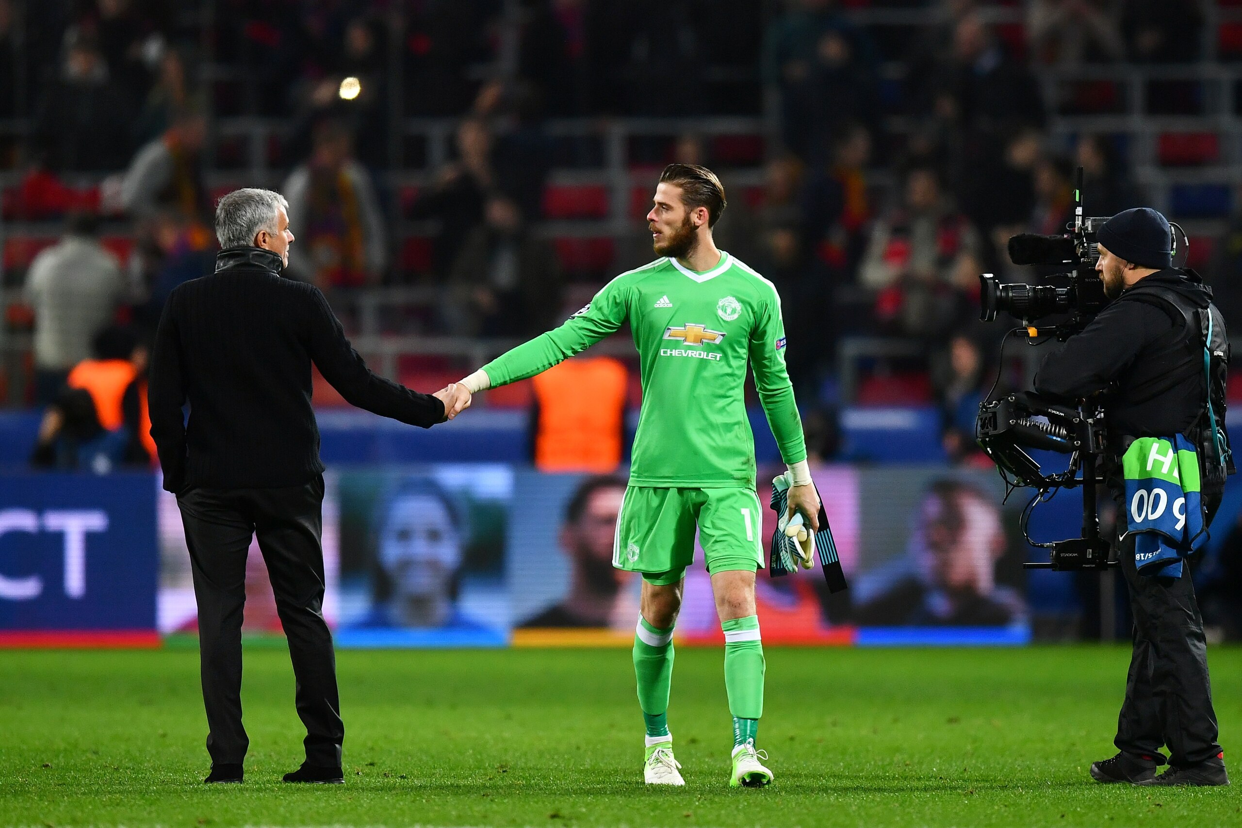 MOSCOW, RUSSIA - SEPTEMBER 27: Jose Mourinho, Manager of Manchester United shakes hands with David De Gea of Manchester United after the UEFA Champions League group A match between CSKA Moskva and Manchester United at WEB Arena on September 27, 2017 in Mo