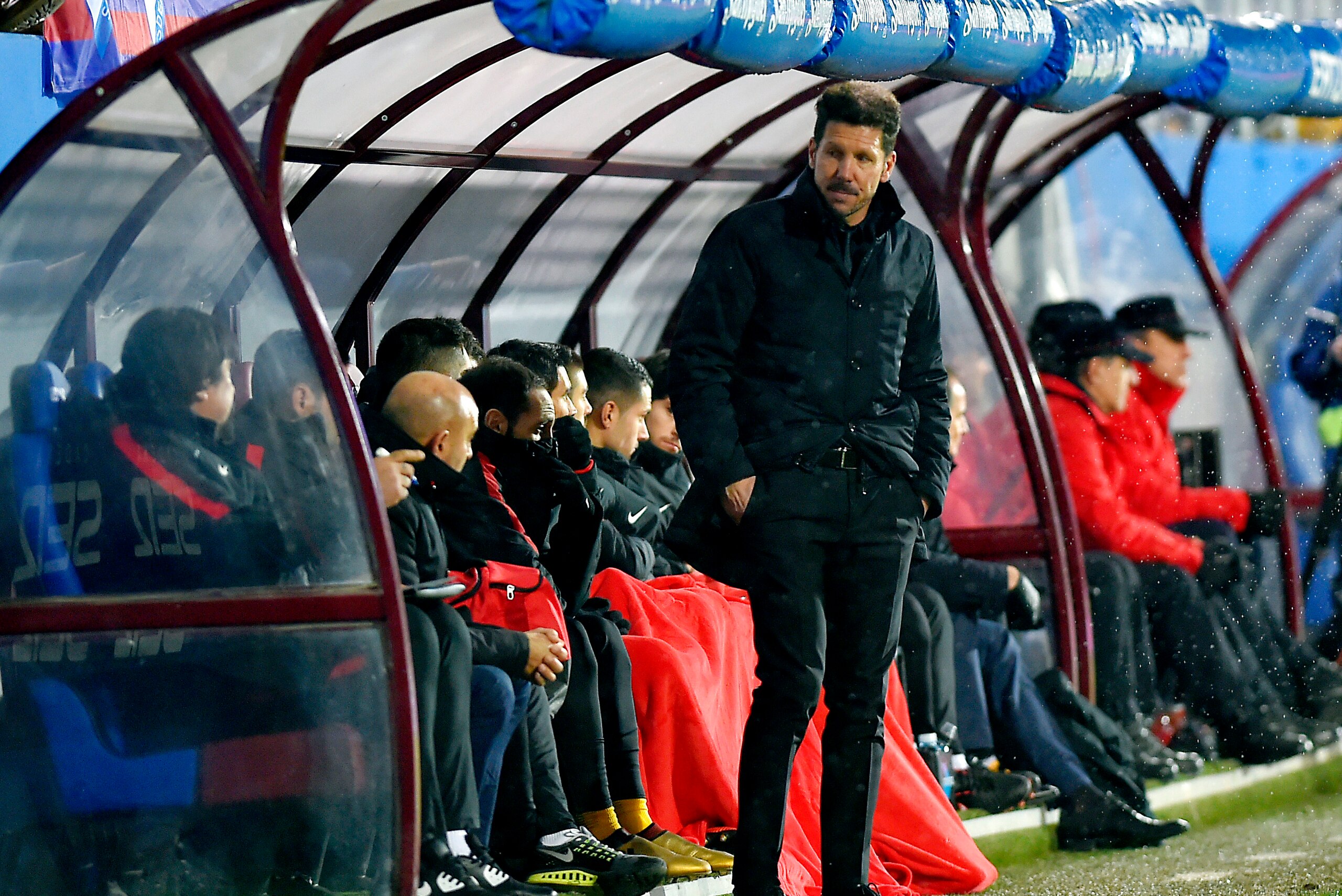 Atletico Madrid's Argentinian coach Diego Simeone stands next to the bench during the Spanish league football match between SD Eibar and Club Atletico de Madrid at the Ipurua stadium in Eibar on January 13, 2018. / AFP PHOTO / ANDER GILLENEA        (Photo