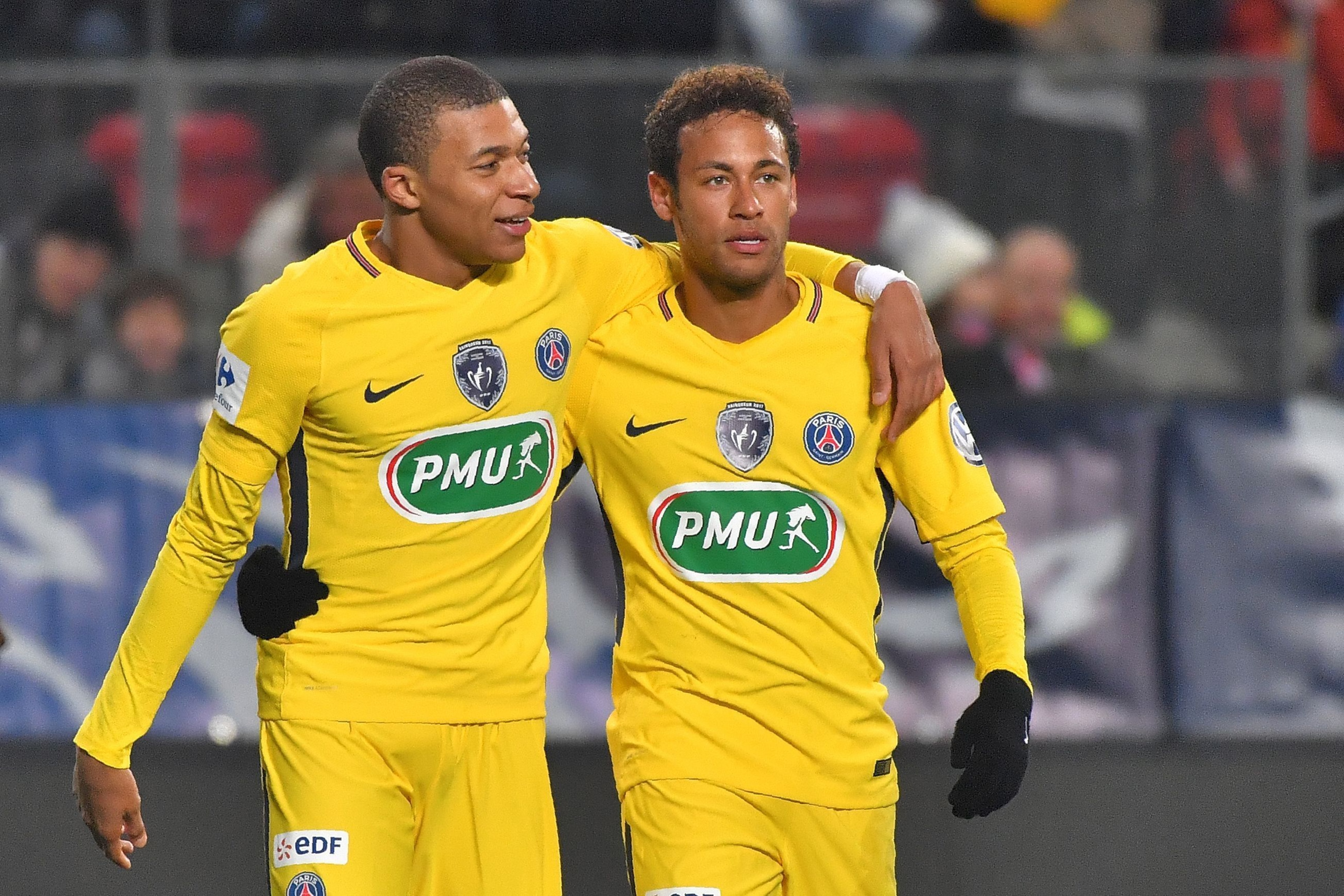 Paris Saint-Germain's Brazilian forward Neymar (R) celebrates after scoring with Paris Saint-Germain's French forward Kylian Mbappe during the French cup football match Rennes vs Paris SG at the Roazhon Park in Rennes, on January 7, 2018.     / AFP PHOTO 