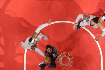 LOS ANGELES, CA - JANUARY 4: Lou Williams #23 of the LA Clippers goes to the basket against the Oklahoma City Thunder on January 4, 2018 at STAPLES Center in Los Angeles, California. NOTE TO USER: User expressly acknowledges and agrees that, by downloadin